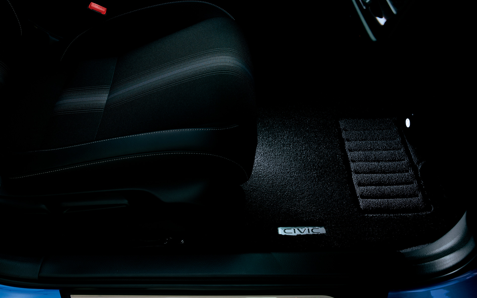 フットライト＆シートアンダーライト（ホワイト）。LEDイルミネーションはドア開閉・スモールランプ連動。フロント用セット。価格は1万7600円