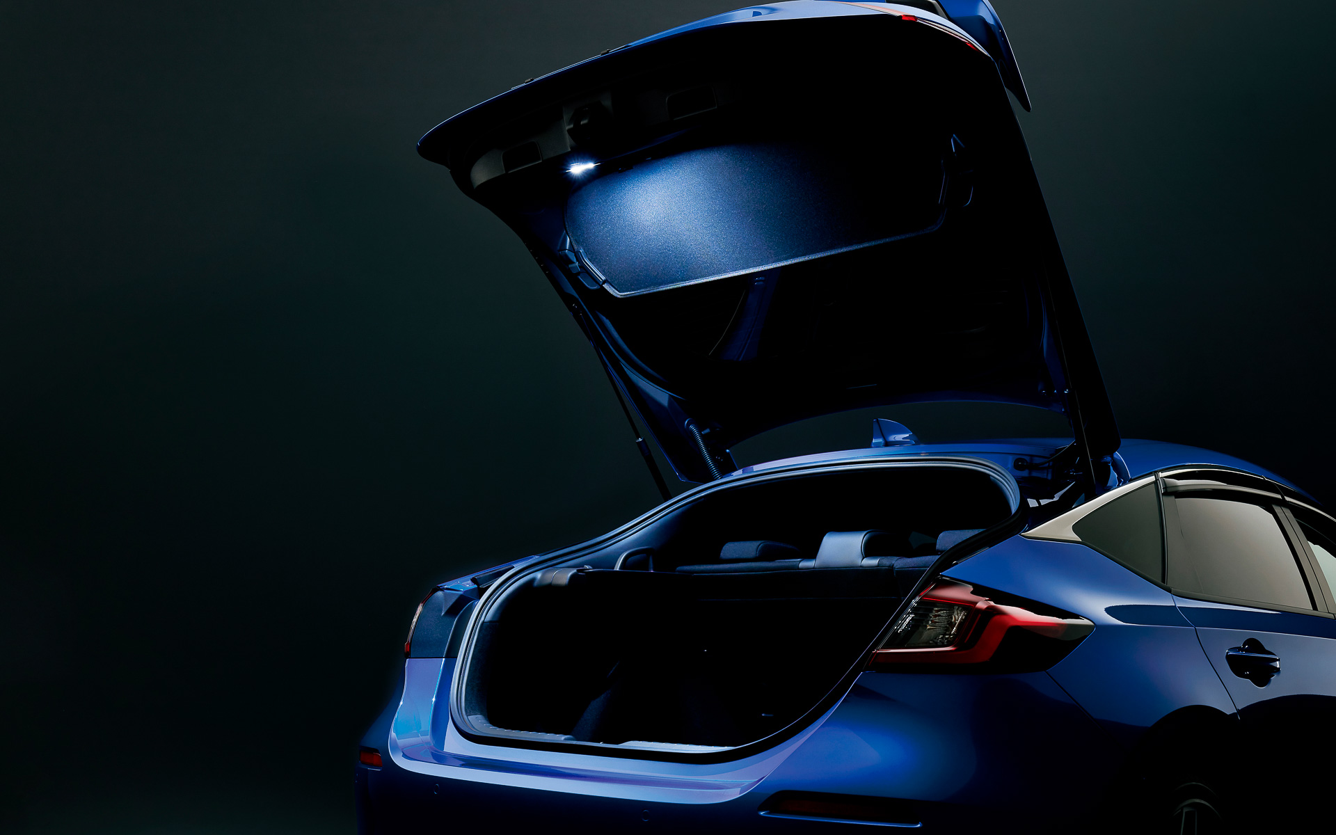 暗闇でも作業がしやすくなるLEDテールゲートライトは価格1万1000円。ラゲッジルームランプ用LEDバルブ（ホワイト）は価格3850円