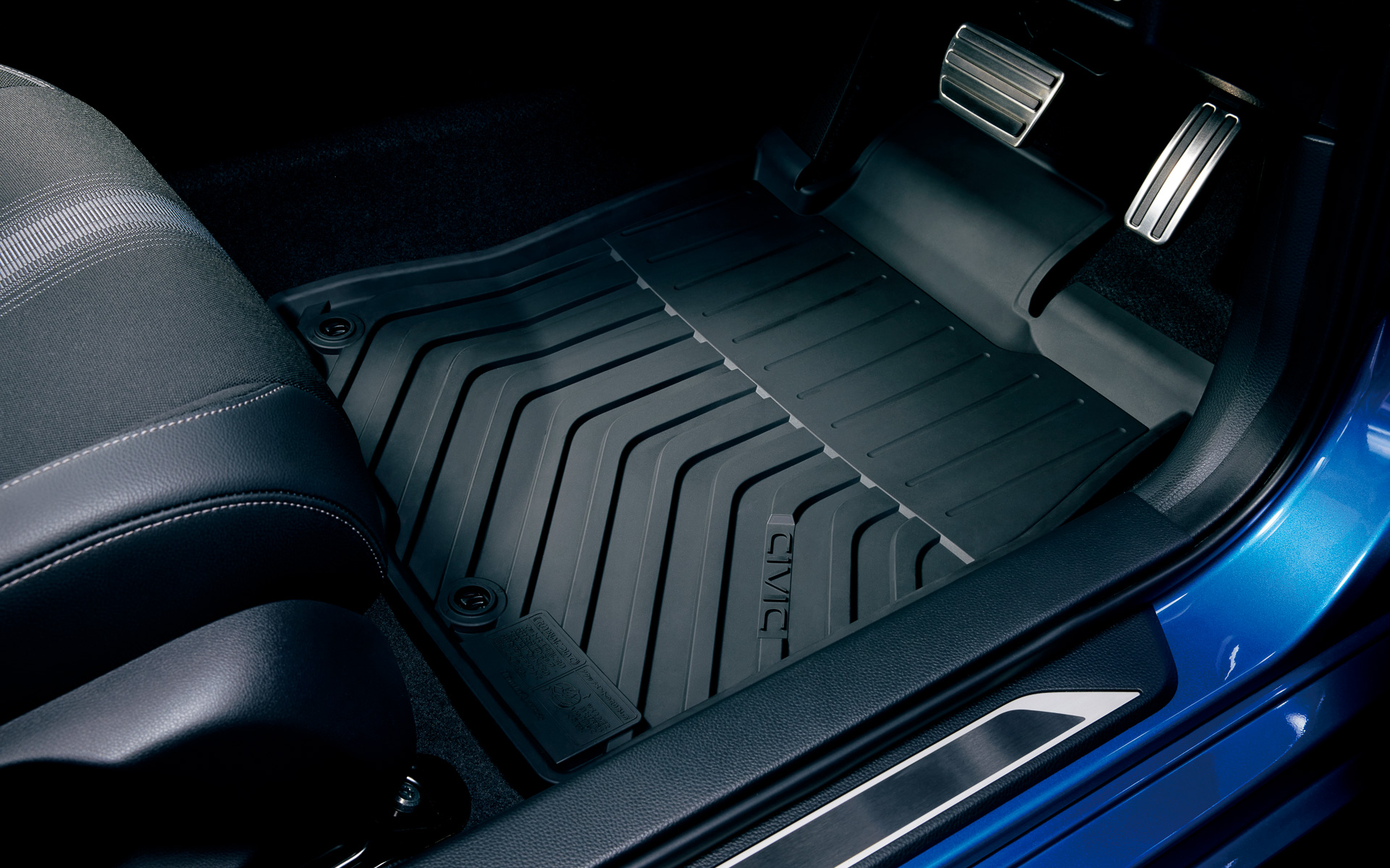 フロアカーペットマットとの同時装着が可能なオールシーズンマットは、縁高タイプで樹脂製。カラーはブラック。価格は前後とも各1万3200円