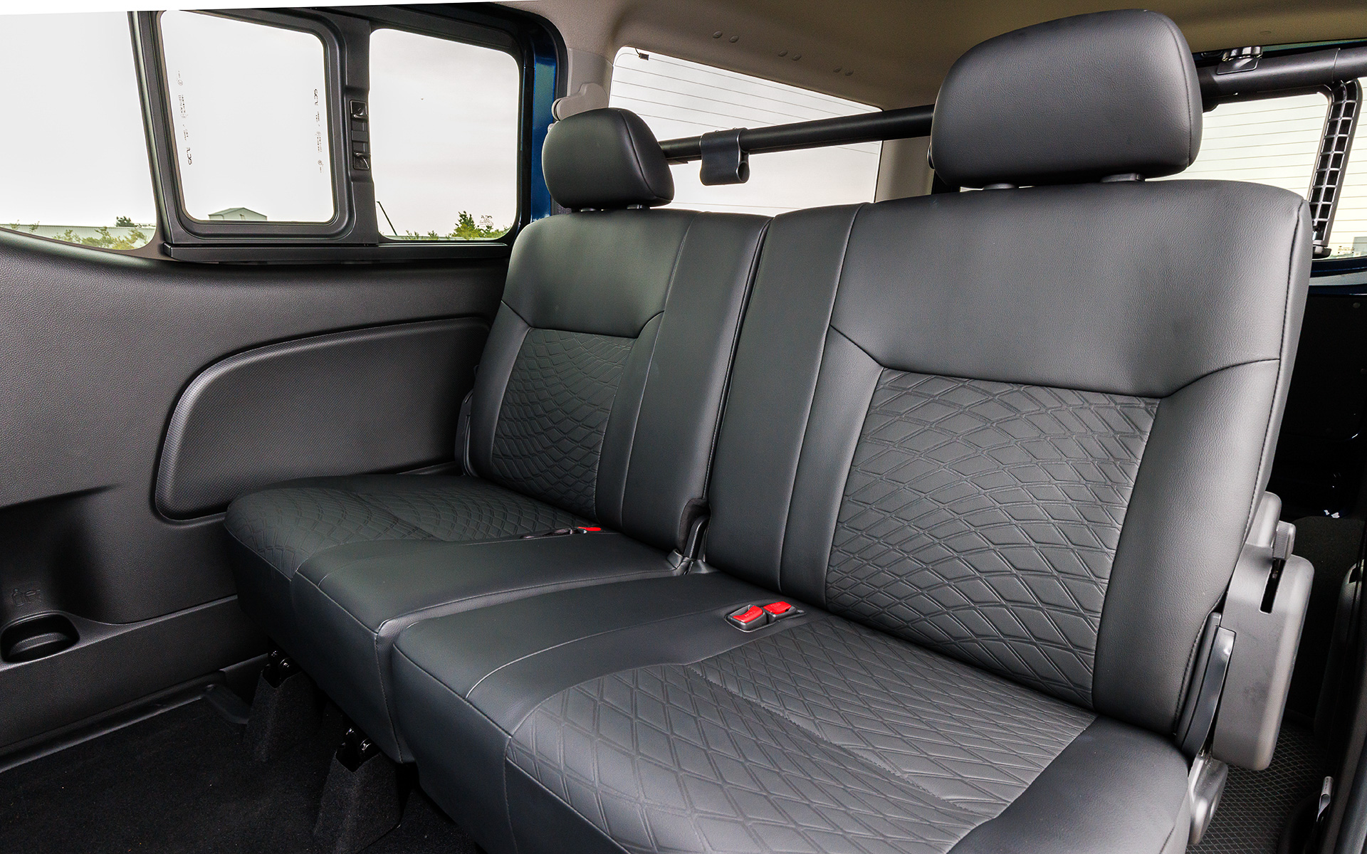 インテリアではブラックレザレットシートをはじめ、専用の本革巻ステアリングや本革シフトノブ、専用ブラックドアトリムなどを採用