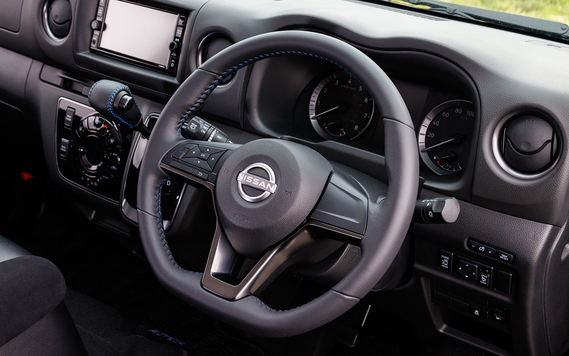 インテリアではブラックレザレットシートをはじめ、専用の本革巻ステアリングや本革シフトノブ、専用ブラックドアトリムなどを採用