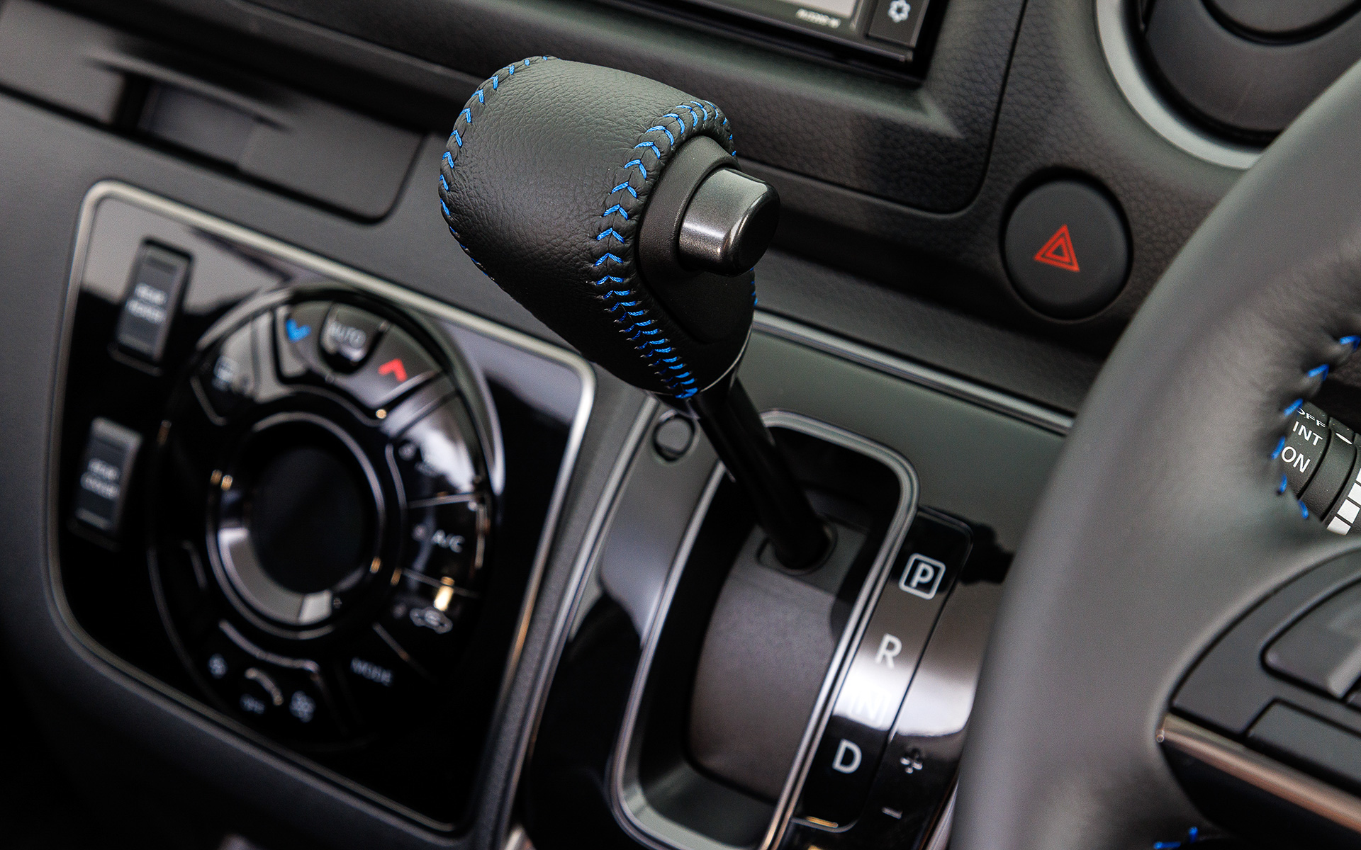 インテリアではブラックレザレットシートをはじめ、専用の本革巻ステアリングや本革シフトノブ、専用ブラックドアトリムなどを採用