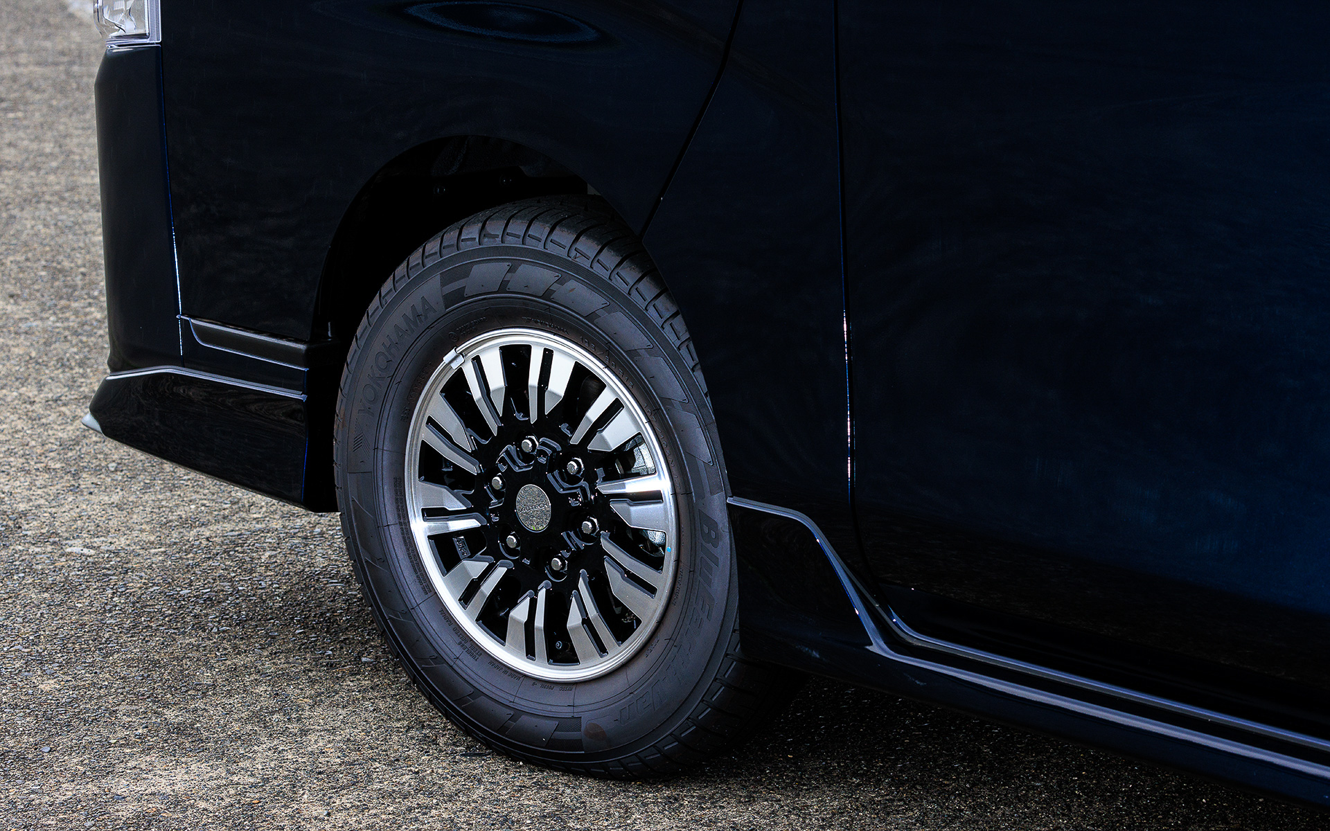 切削光輝仕様の専用15インチアルミホイールは緻密に作り込んだスポークの切削面でプレミアム感を、また中心部のブラック基調で立体的なデザインで力強さを表現したという