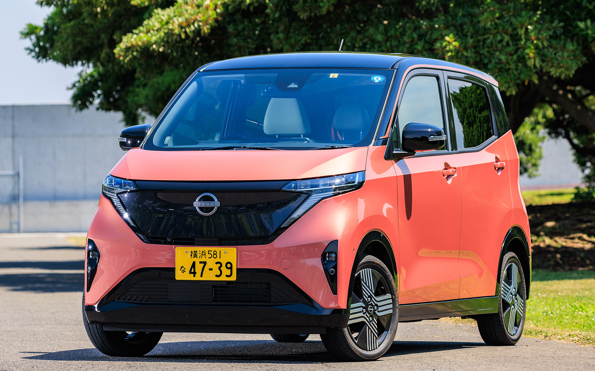 6月16日に発売となった軽自動車タイプのBEV「サクラ」。試乗したのは上級グレードの「G」で、価格は294万300円だがクリーンエネルギー自動車導入促進補助金を活用した場合の実質購入価格は約239万円から。さらに地方自治体による補助金制度もあるので購入を検討される場合はこちらも調べてみてほしい