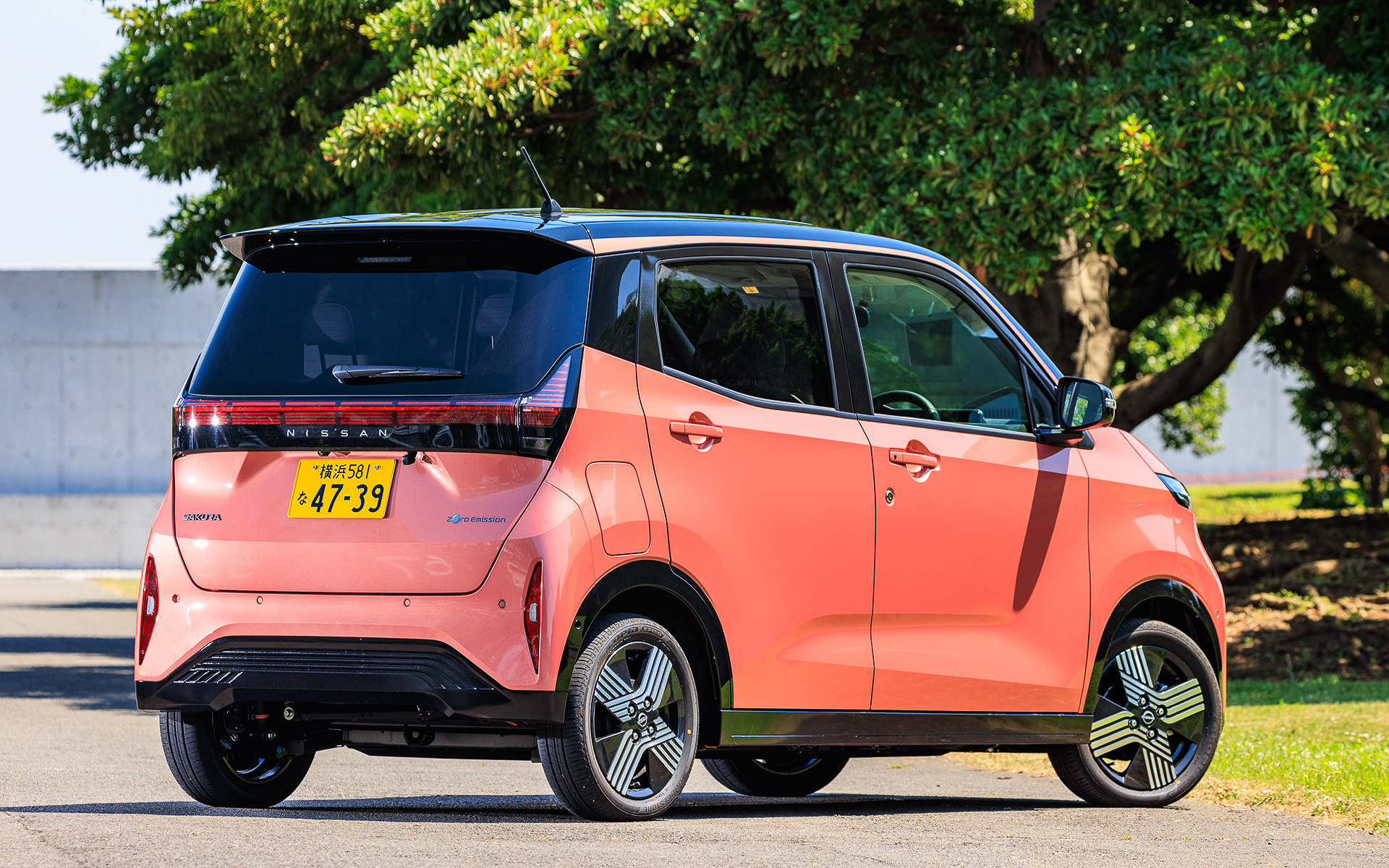 サクラのMM48型モーターは最高出力47kW/2302-10455rpm、最大トルク195Nm/0-2302rpmを発生。総電力量20kWhのリチウムイオンバッテリを搭載し、一充電走行距離（WLTC）は180kmとした。ボディサイズは3395×1475×1655mm（全長×全幅×全高）、ホイールベースは2495mm。車両重量は1080kg