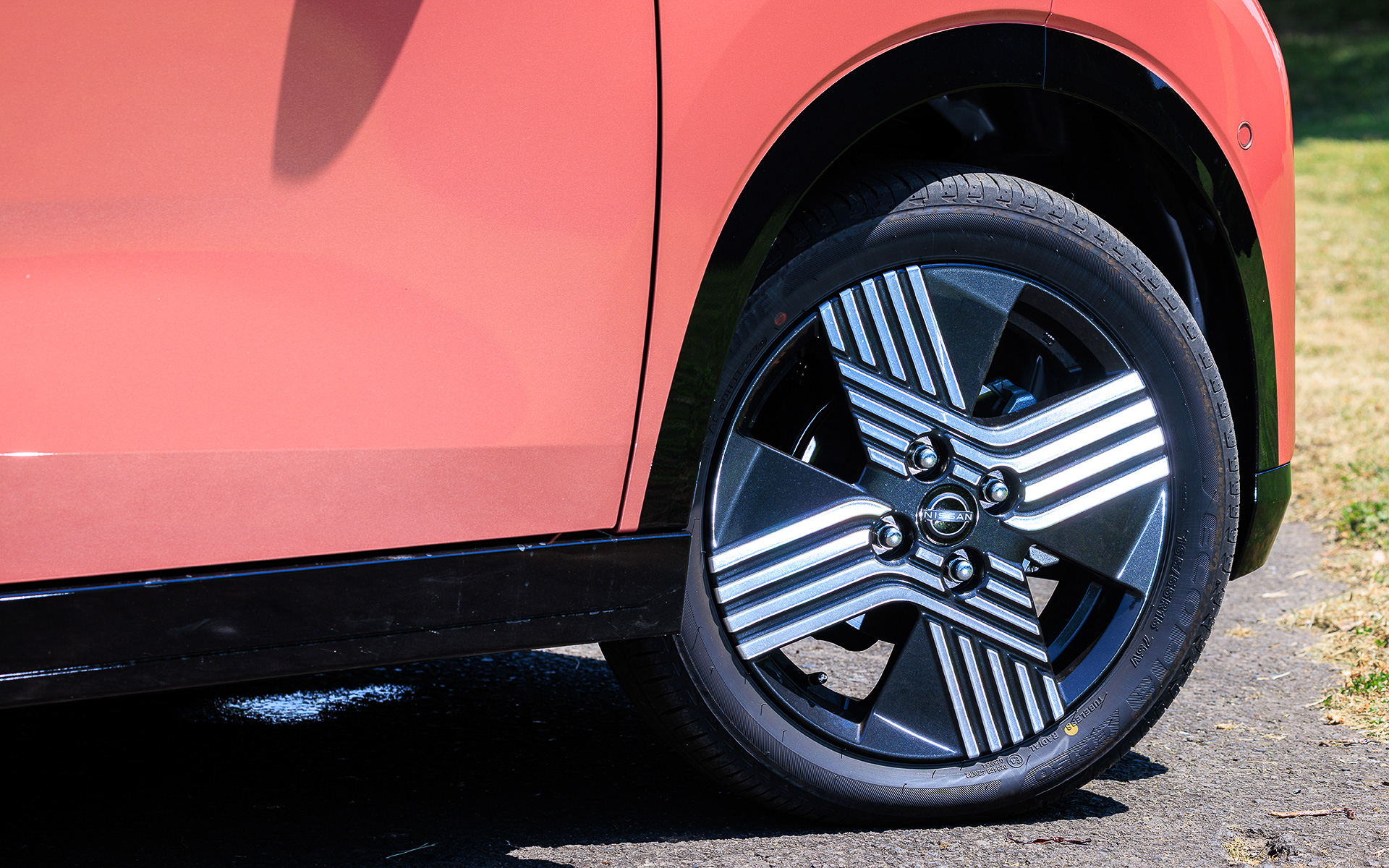 標準装着タイヤのサイズは155/65R14で、試乗車はオプションの165/55R15をセット（銘柄はブリヂストン「エコピア EP150」）