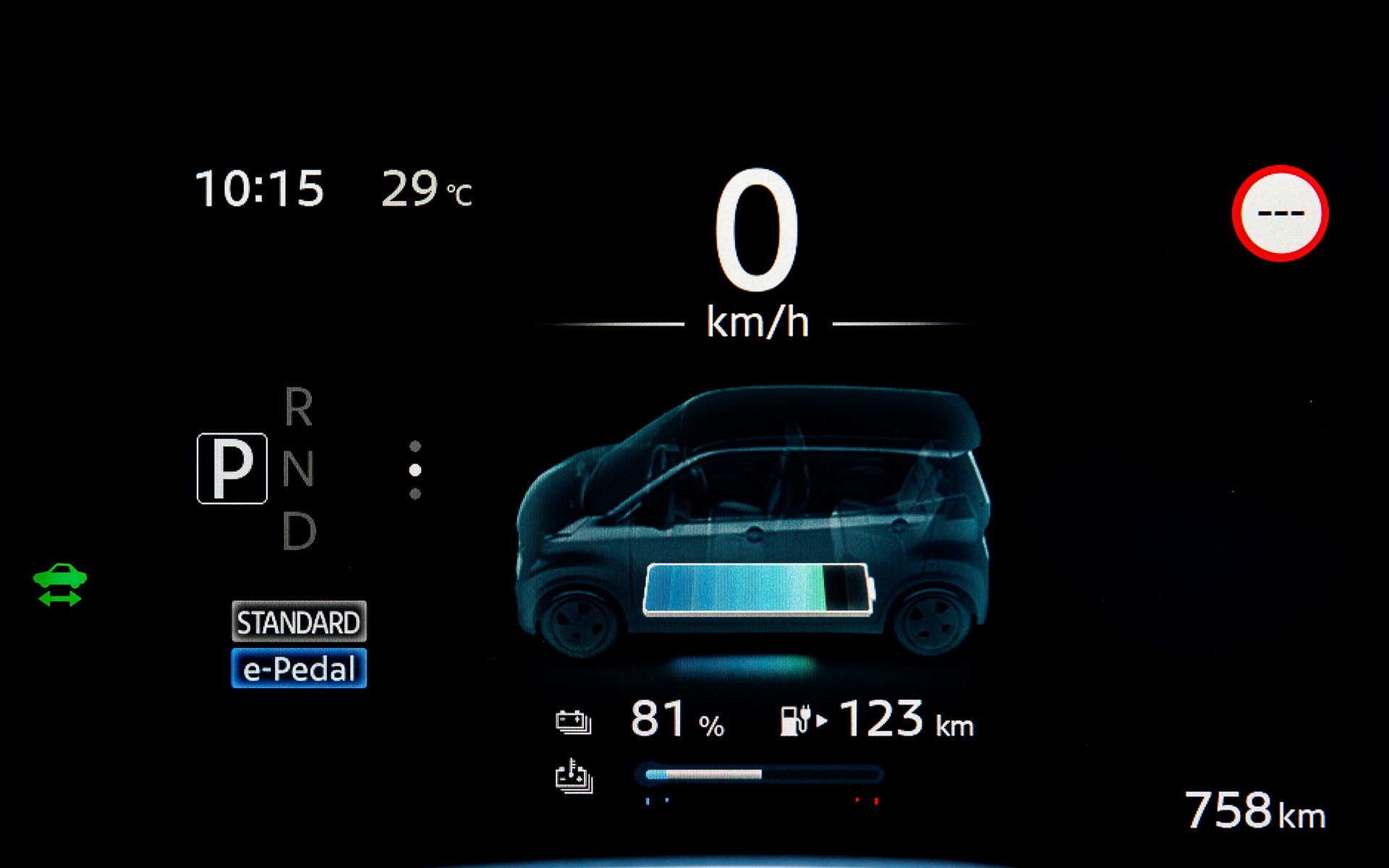 インテリアではインターフェイスに7インチのアドバンスドドライブアシストディスプレイを採用したメーターと、大画面の9インチナビゲーションの2つのディスプレイを水平方向にレイアウト。Gグレードに標準装備されるBEV専用のNissan Connectナビゲーションシステムでは、充電を考慮したルート設定機能をはじめ緊急時のSOSコール、Apple CarPlayやAndroid Autoとの連携機能などが利用可能