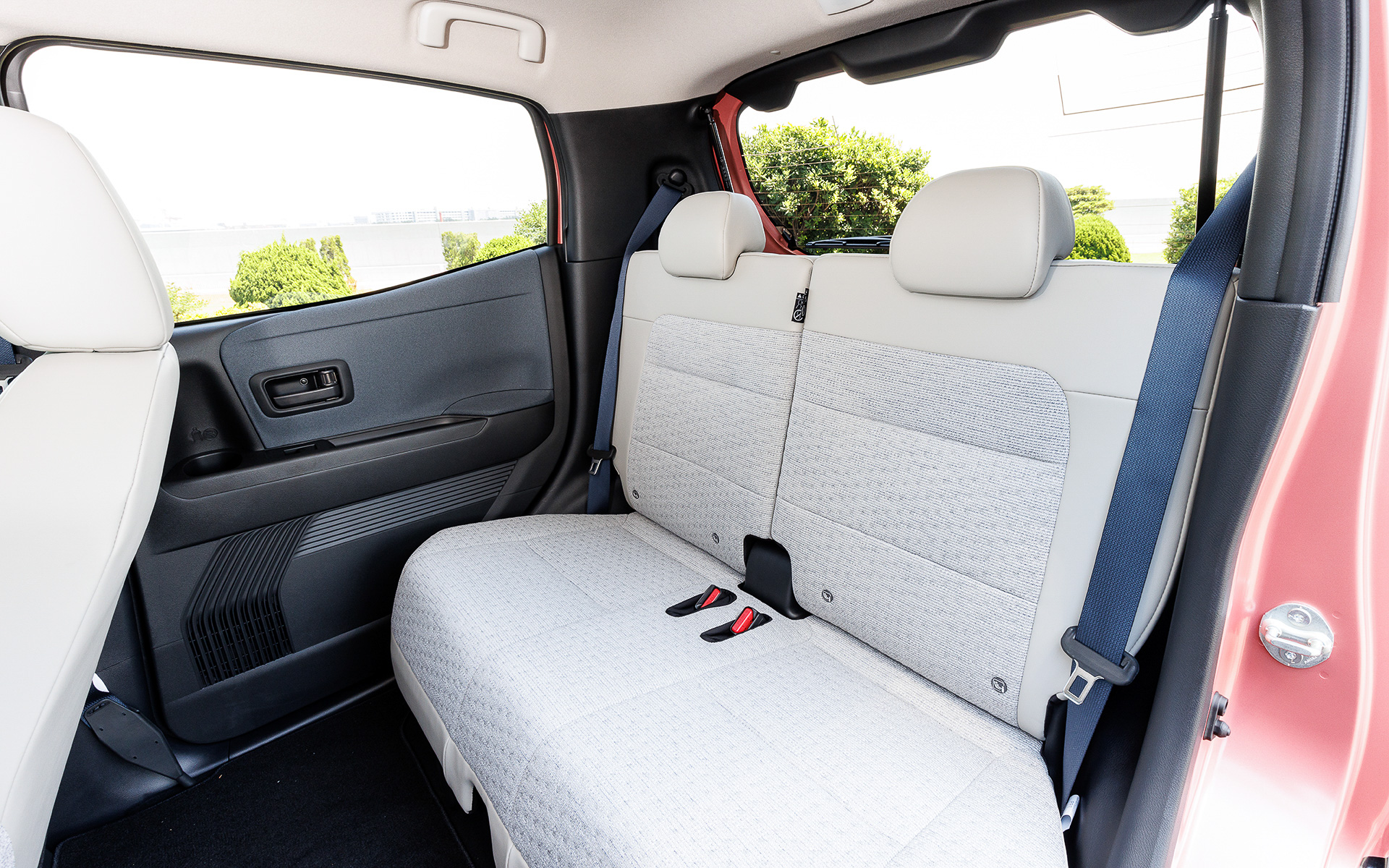 撮影車はオプション設定の「プレミアムインテリアパッケージ」装着車で、本革巻きステアリングや合皮/トリコットのシートを採用。後席は前後スライド機能やリクライニング機能が備わる