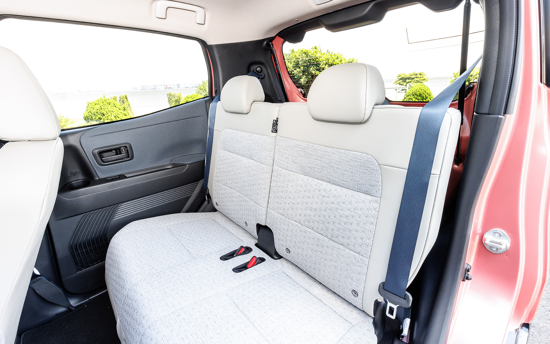撮影車はオプション設定の「プレミアムインテリアパッケージ」装着車で、本革巻きステアリングや合皮/トリコットのシートを採用。後席は前後スライド機能やリクライニング機能が備わる