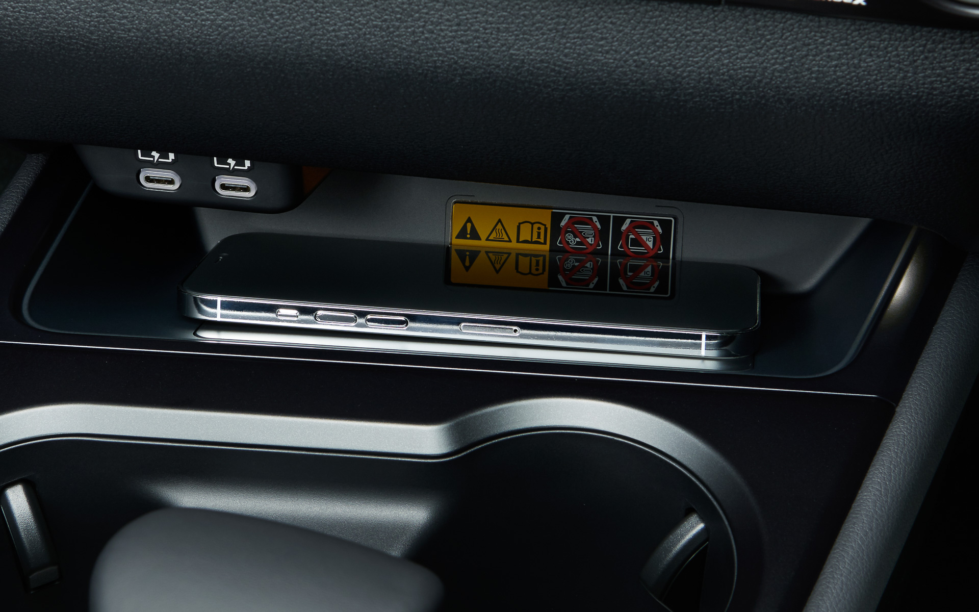 おくだけ充電と充電用USBコネクタ（Type-C）を搭載