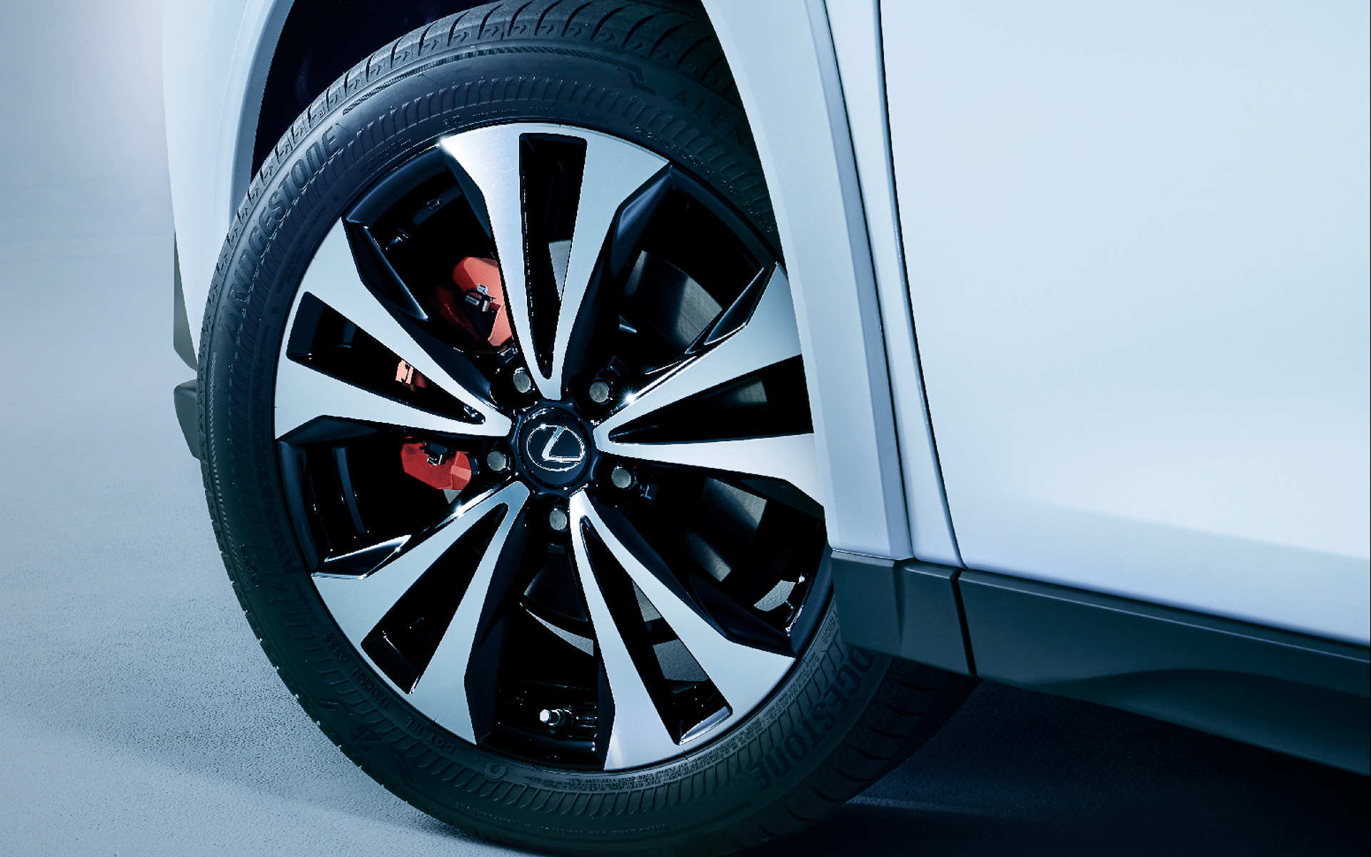 切削光輝＋ブラック塗装のアルミホイールには、ランフラットタイヤが組み合わされる（サイズは225/50RF18）