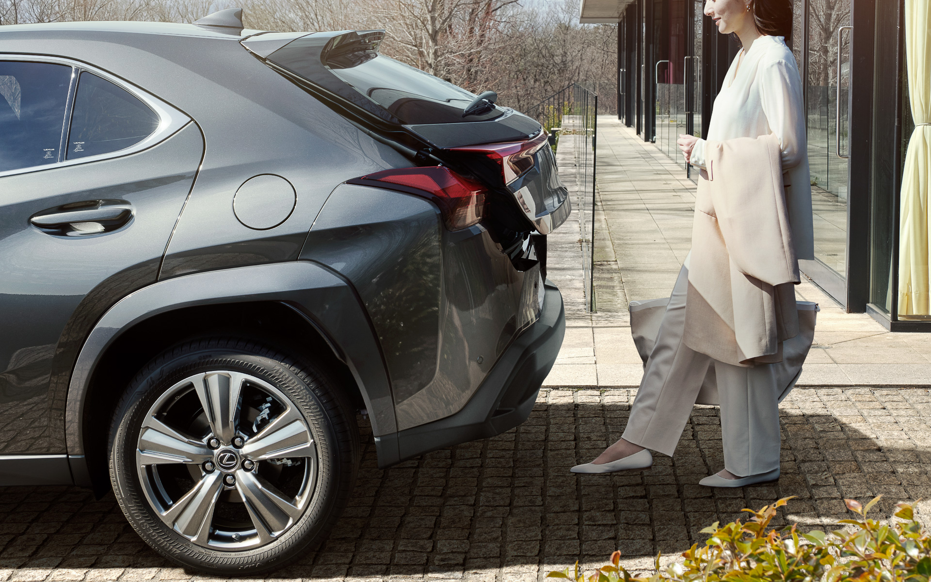 ハンズフリーパワーバックドア（挟み込み防止機能・停止位置メモリー機能付き）を標準設定