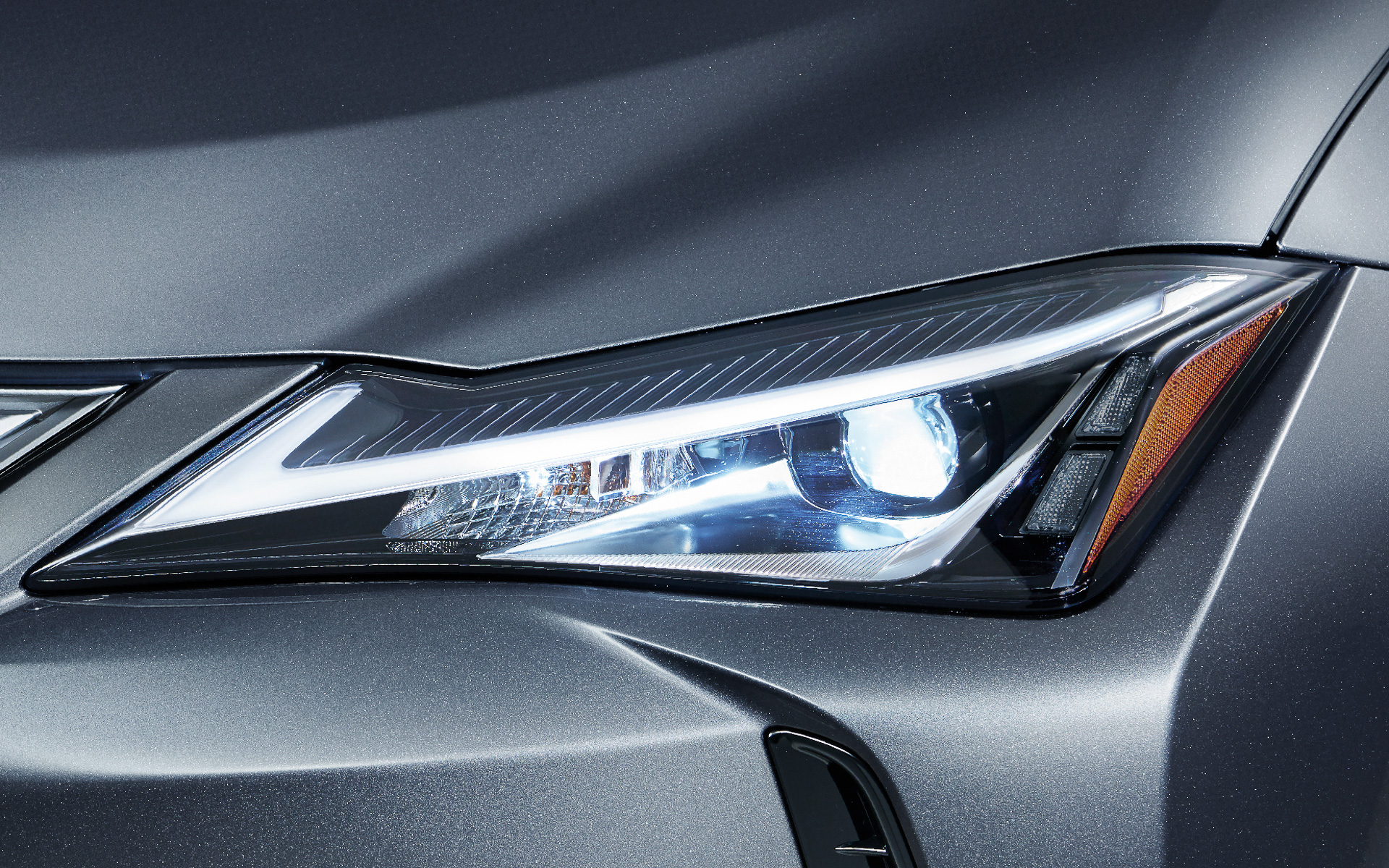 特別仕様車専用のアルミ蒸着（エクステンション･サイドマーカー）を採用したLEDヘッドライト