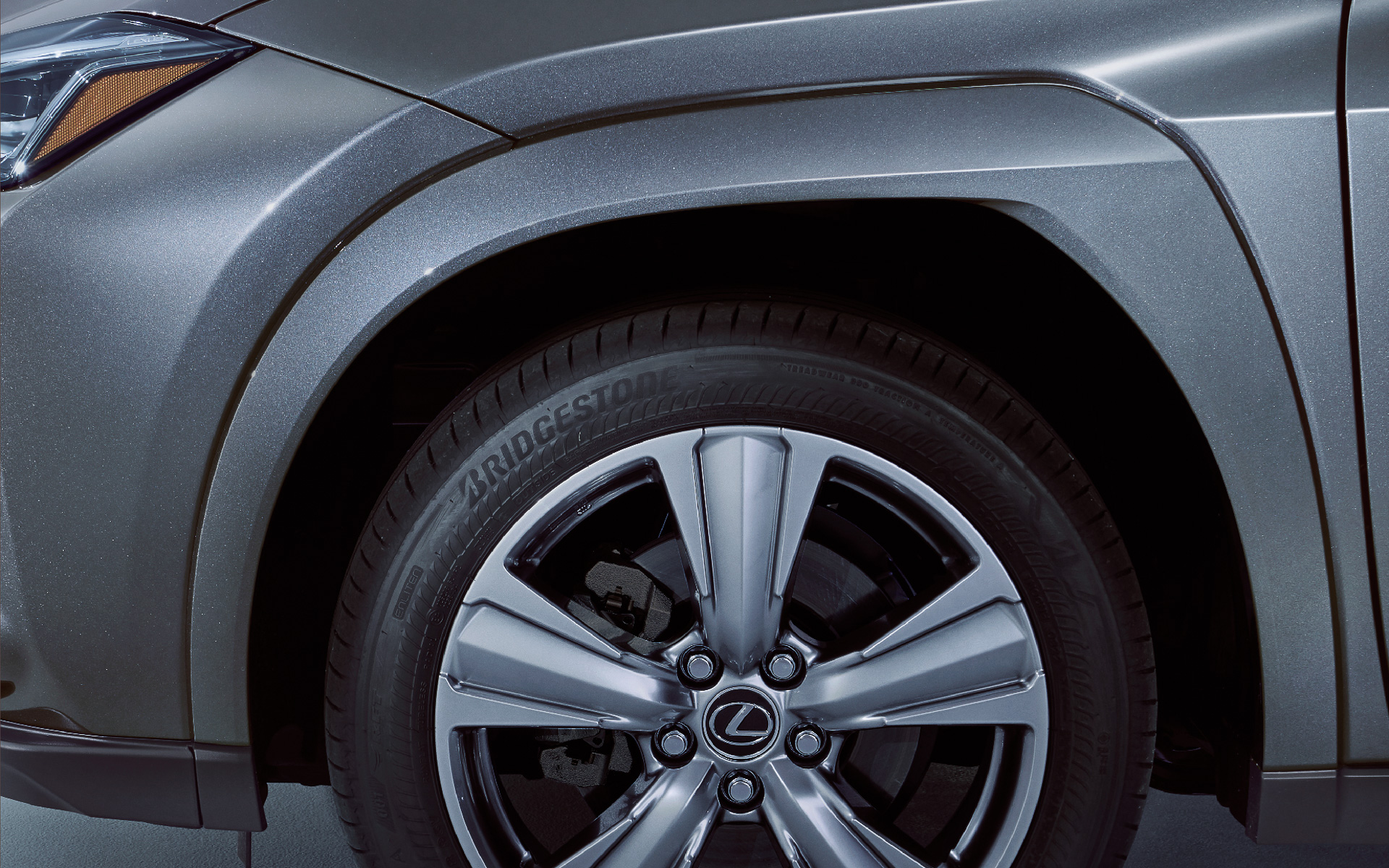 ボディ同色のフェンダーアーチモールを採用