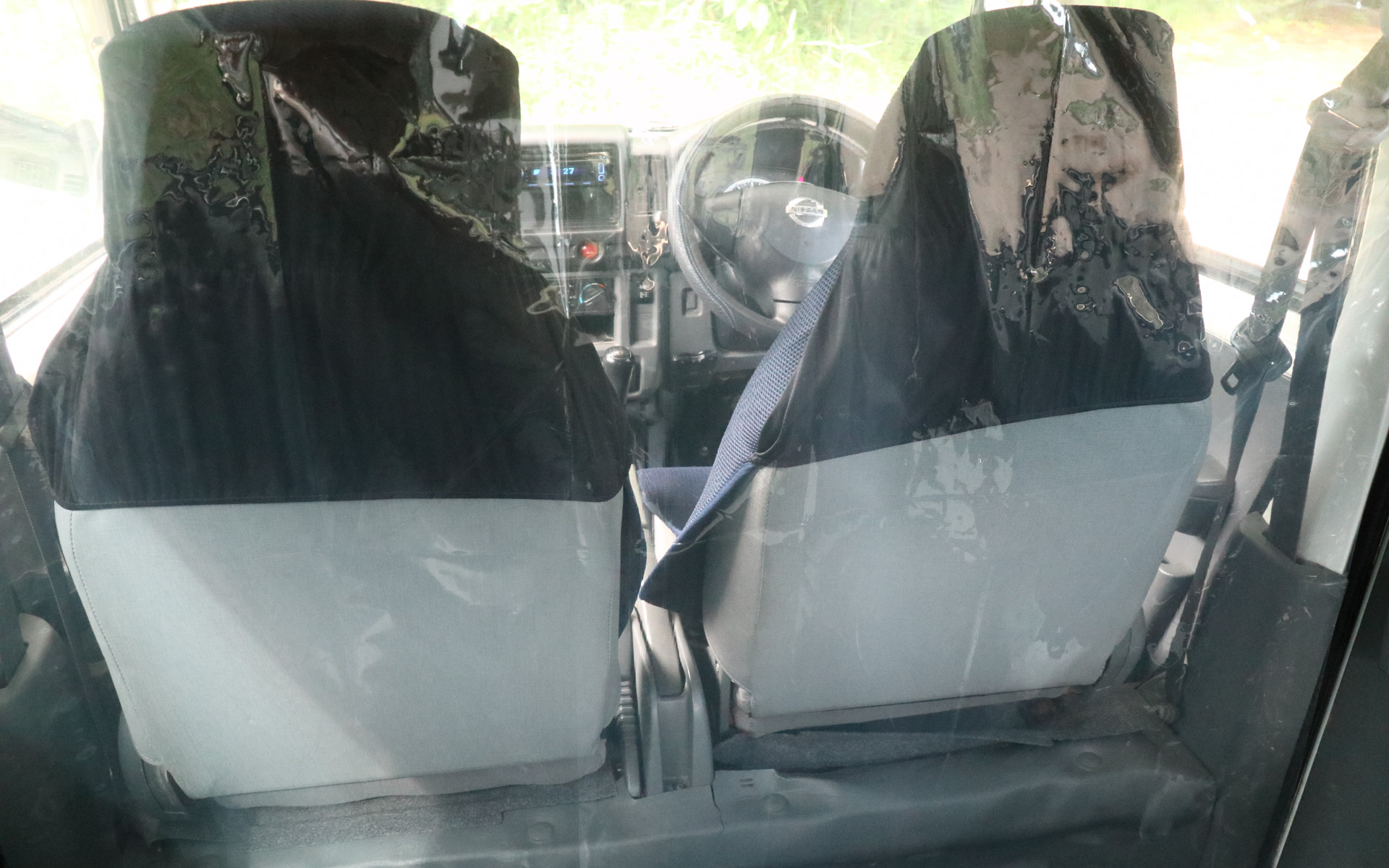 まずは透明シートで区切ってみた。冷房の効きが早くなった