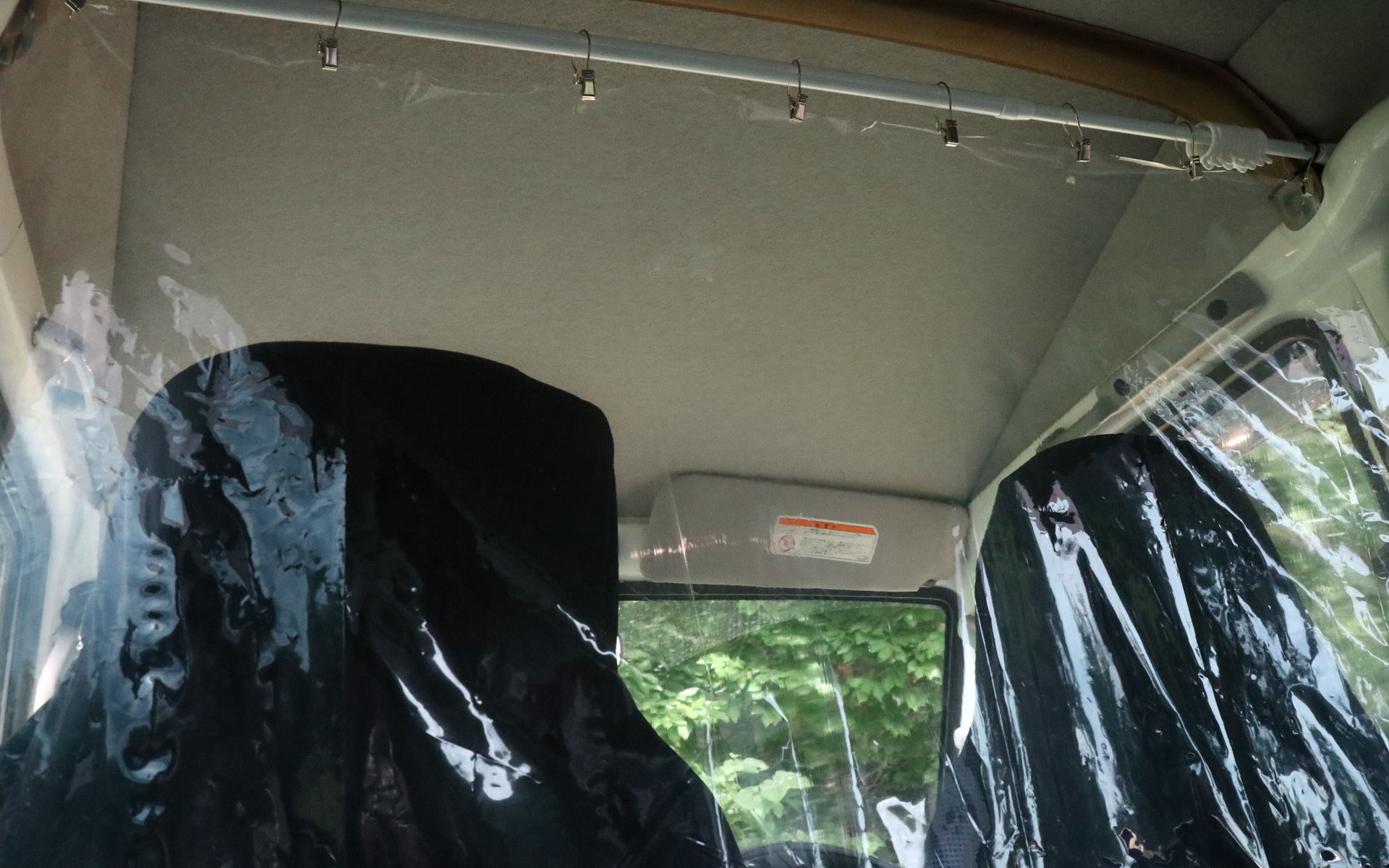 透明度が高いとルームミラーを通して後方確認ができる