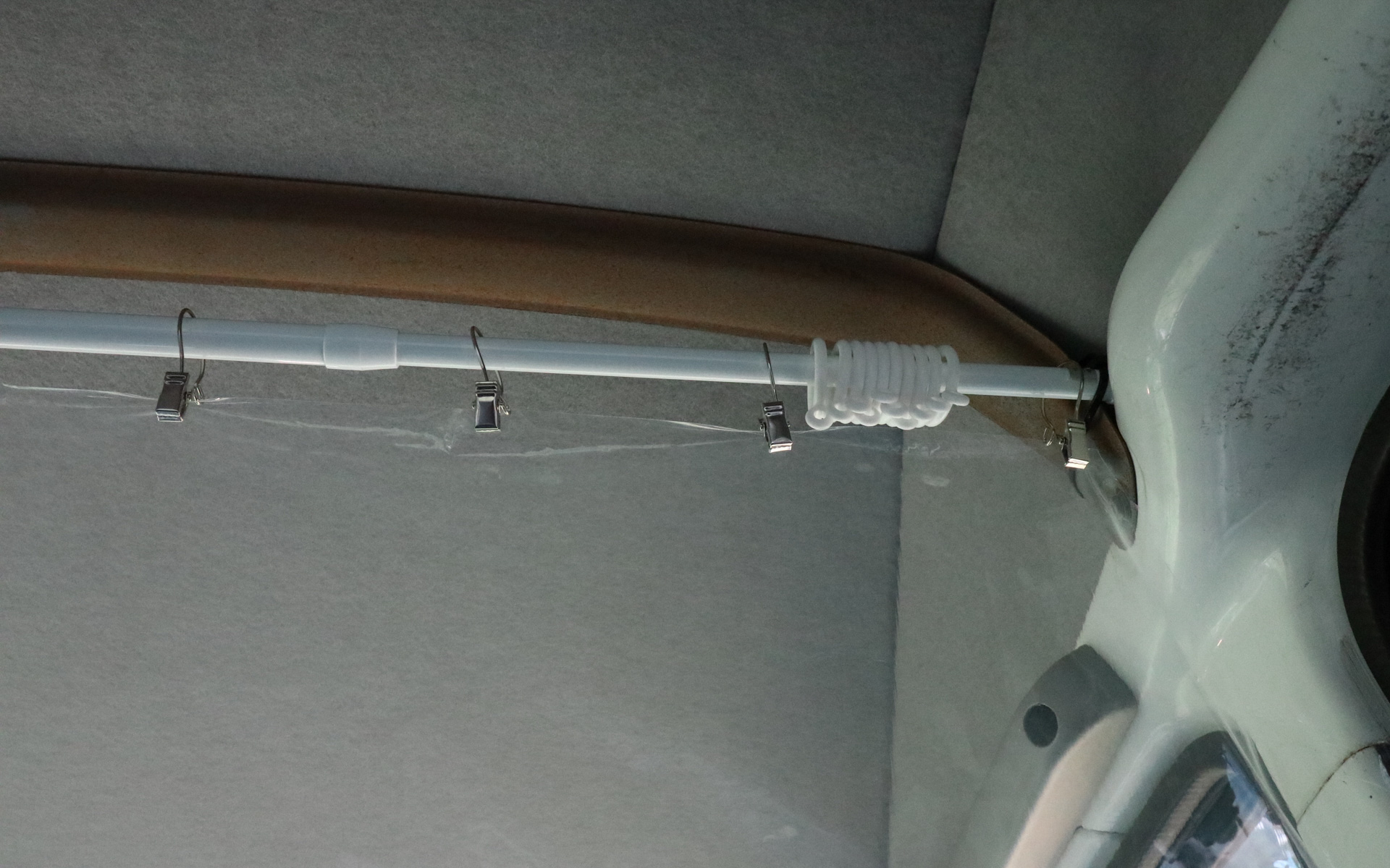 前回取り付けたカーテンは外しているが、工夫すればカーテンと併用もできる