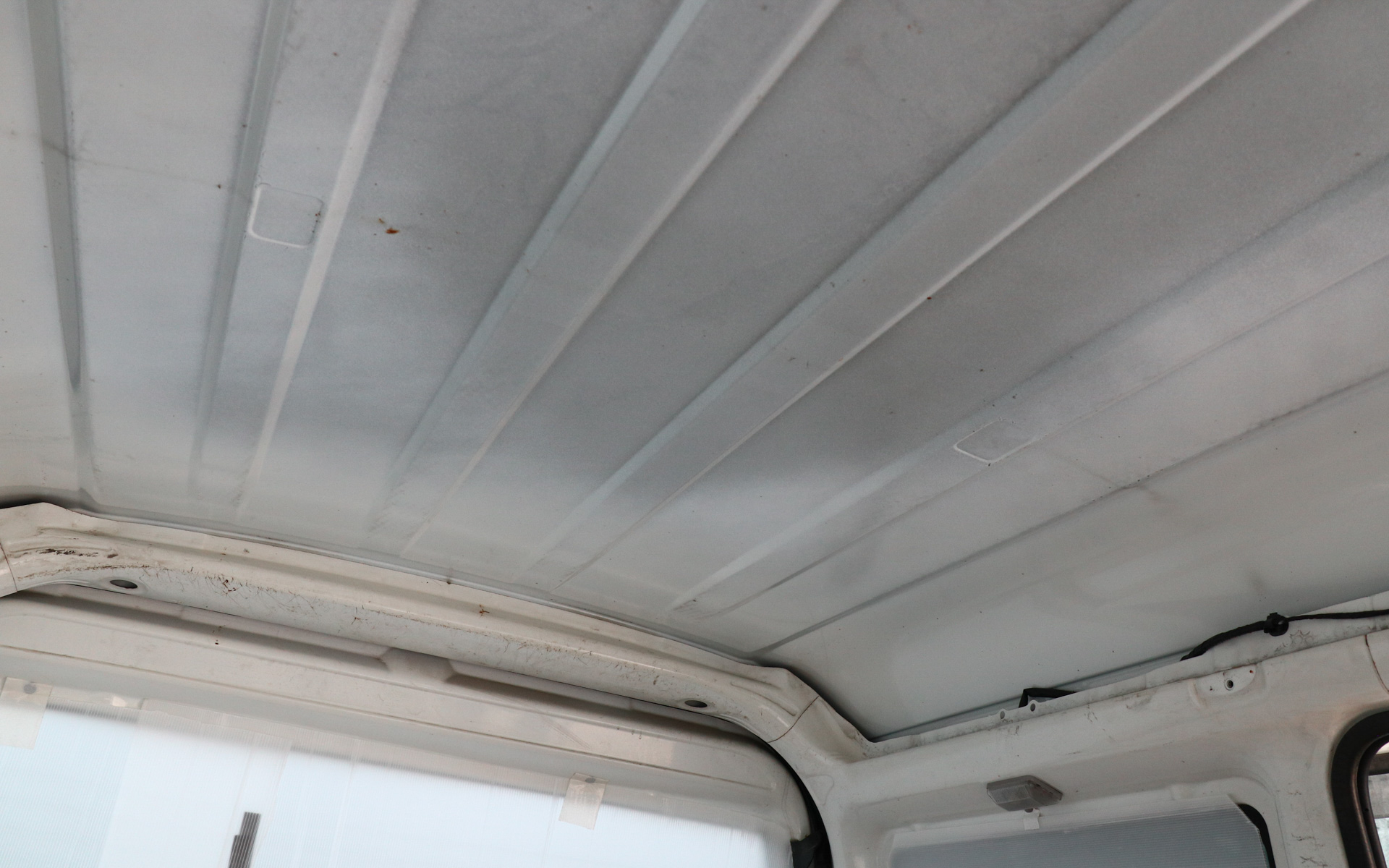 内張りを外した天井は鉄板そのまま