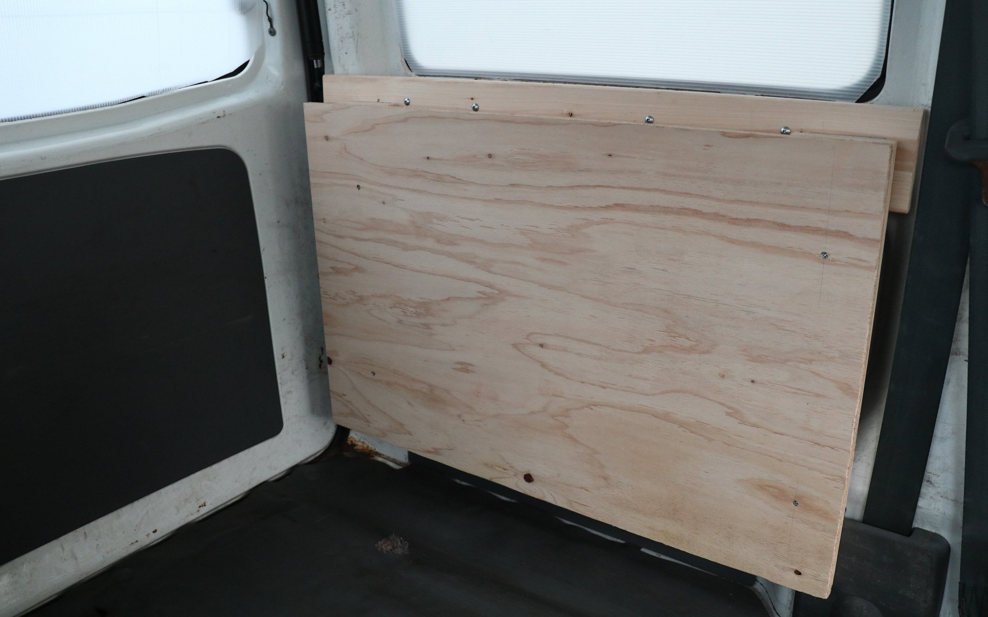 収納した状態の机。実はかなり役に立っていて、オンライン会議など、ここから参加した回数はけっこう多いが、いきなり暑くなって辛くなった