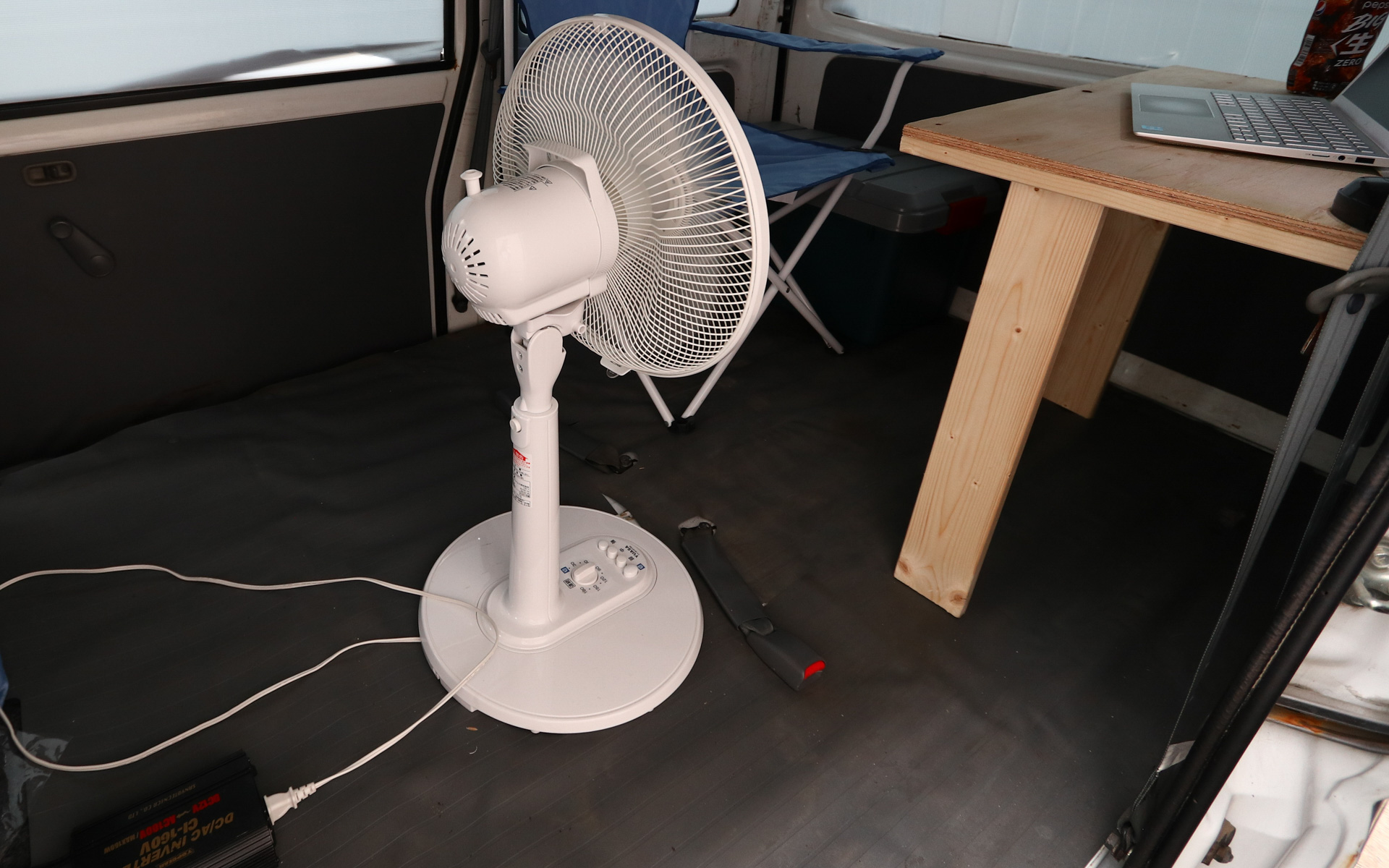 手持ちのインバーター。出力が正弦波ではないタイプなので、扇風機からは少し音がする。余裕があるなら正弦波出力タイプを選ぶことがおすすめだ