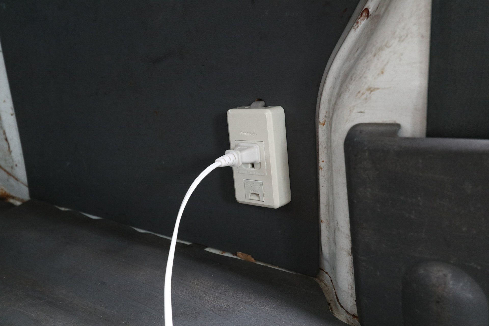 車内にコンセントを付けてみた。その先の加工はもう少ししてから