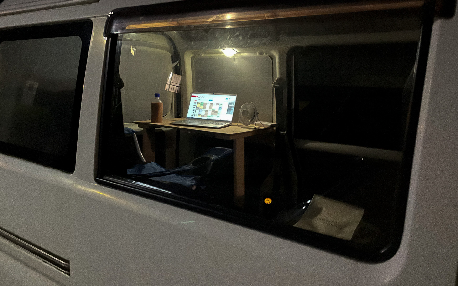 かなり黒いフィルムを貼っているので昼間は外から見えにくいが、夜間に車内で電気を点けると丸見えなので、なんらかの目隠しは必要だ