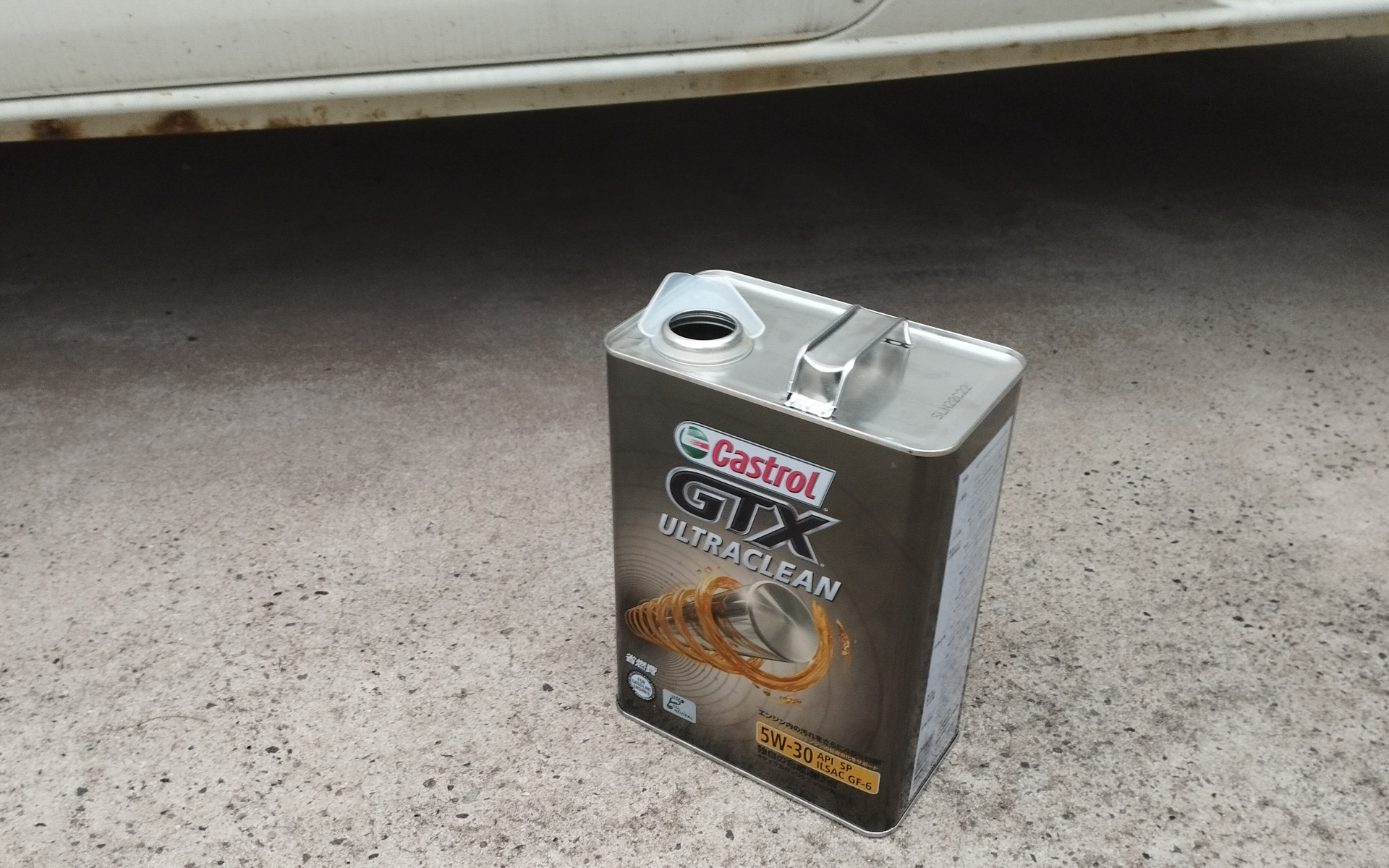 今回使用するオイルは、カストロールのGTXウルトラクリーンで粘度は5W-30