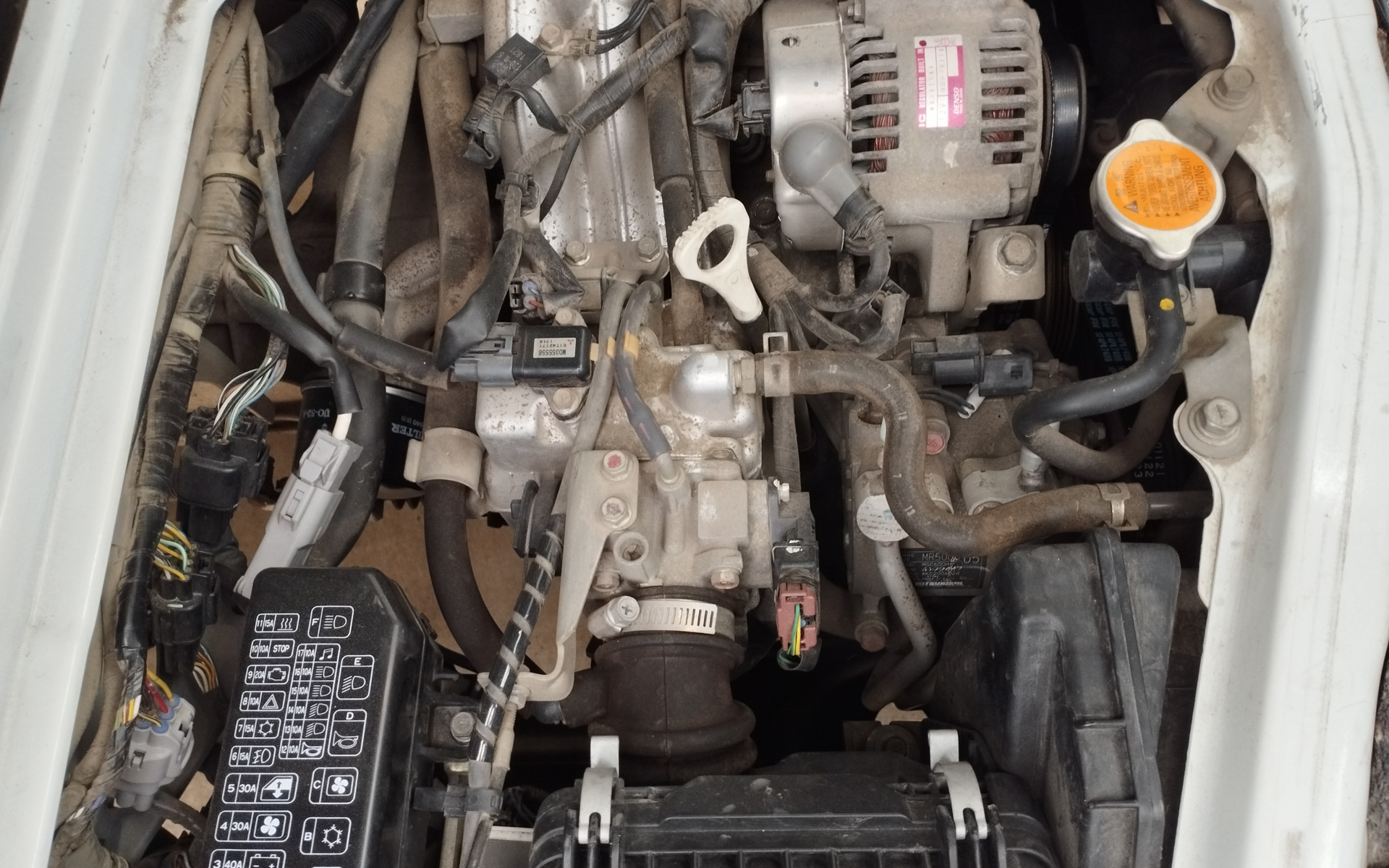 エンジンは室内から確認できる。最近、愛着がわいてきた3G83エンジンを眺めながら室内で過ごすというマニアックなこともできる。しかし、夏は走行後のエンジンから出る熱気に耐えられなくなるので、エンジン鑑賞はもう少し涼しい季節になってからだ