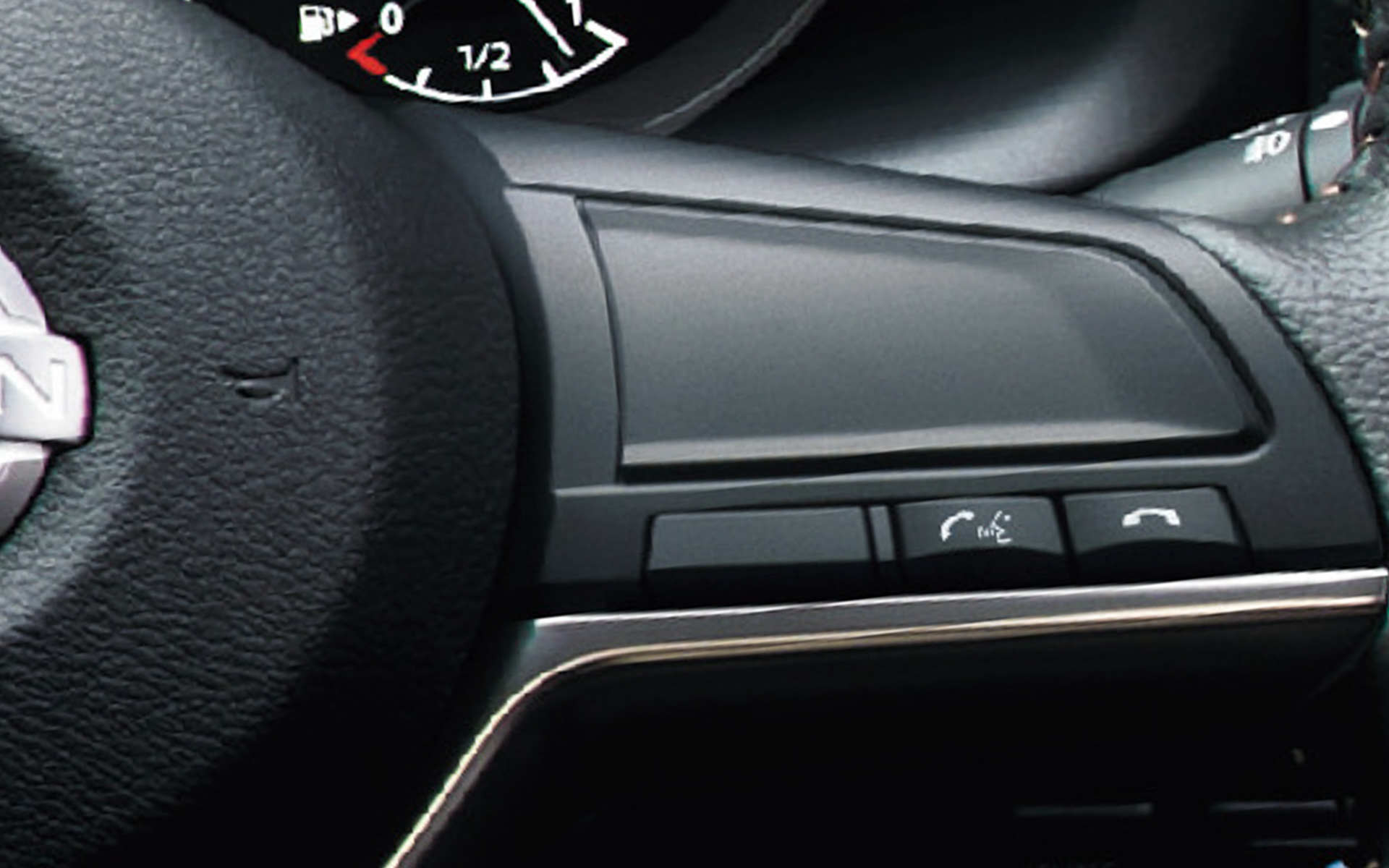 上級グレードには、ステアリングの右側スポークにハンズフリーフォンコントロール用のスイッチが装備された