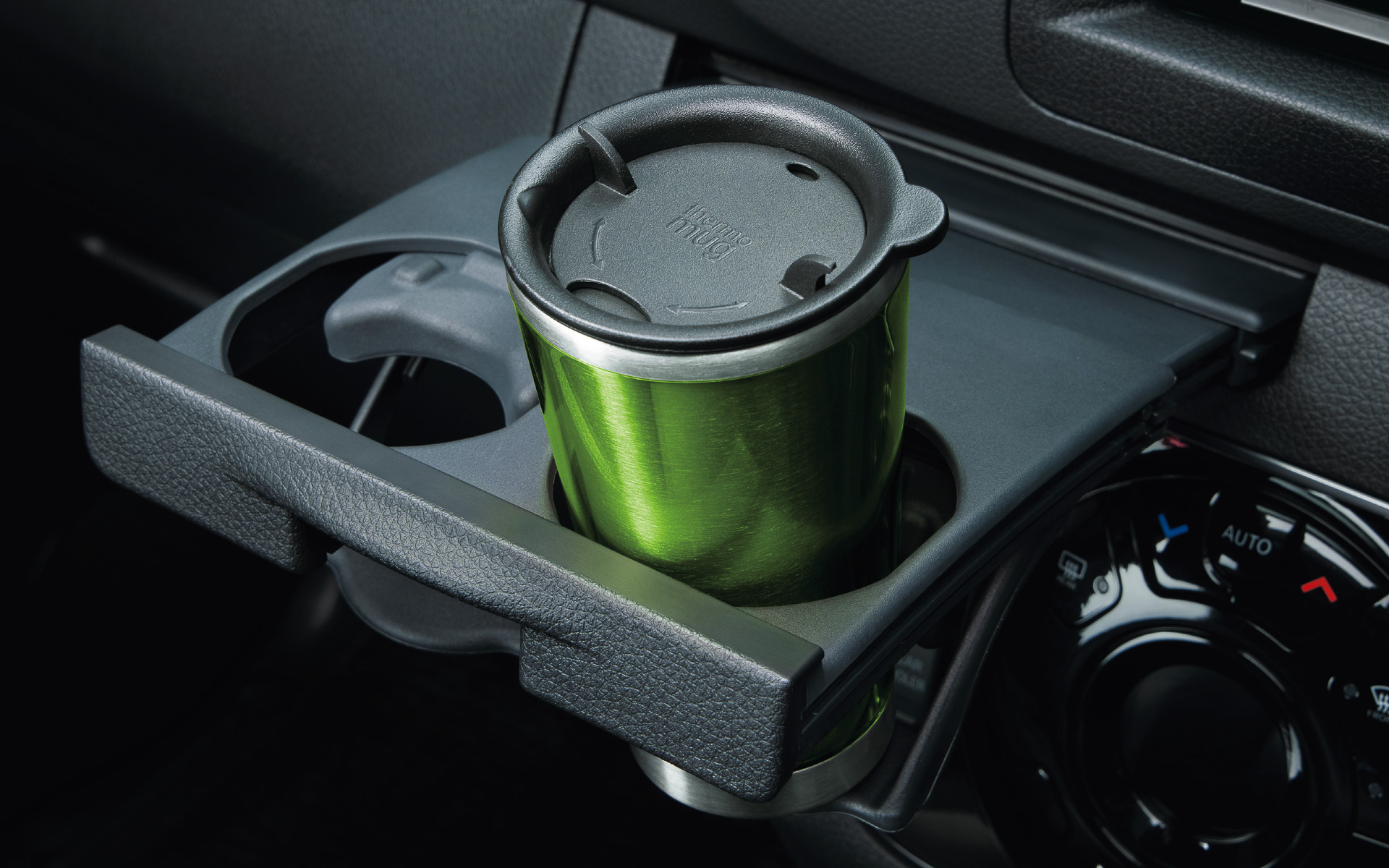 カップホルダーの形状など最適化が図られた