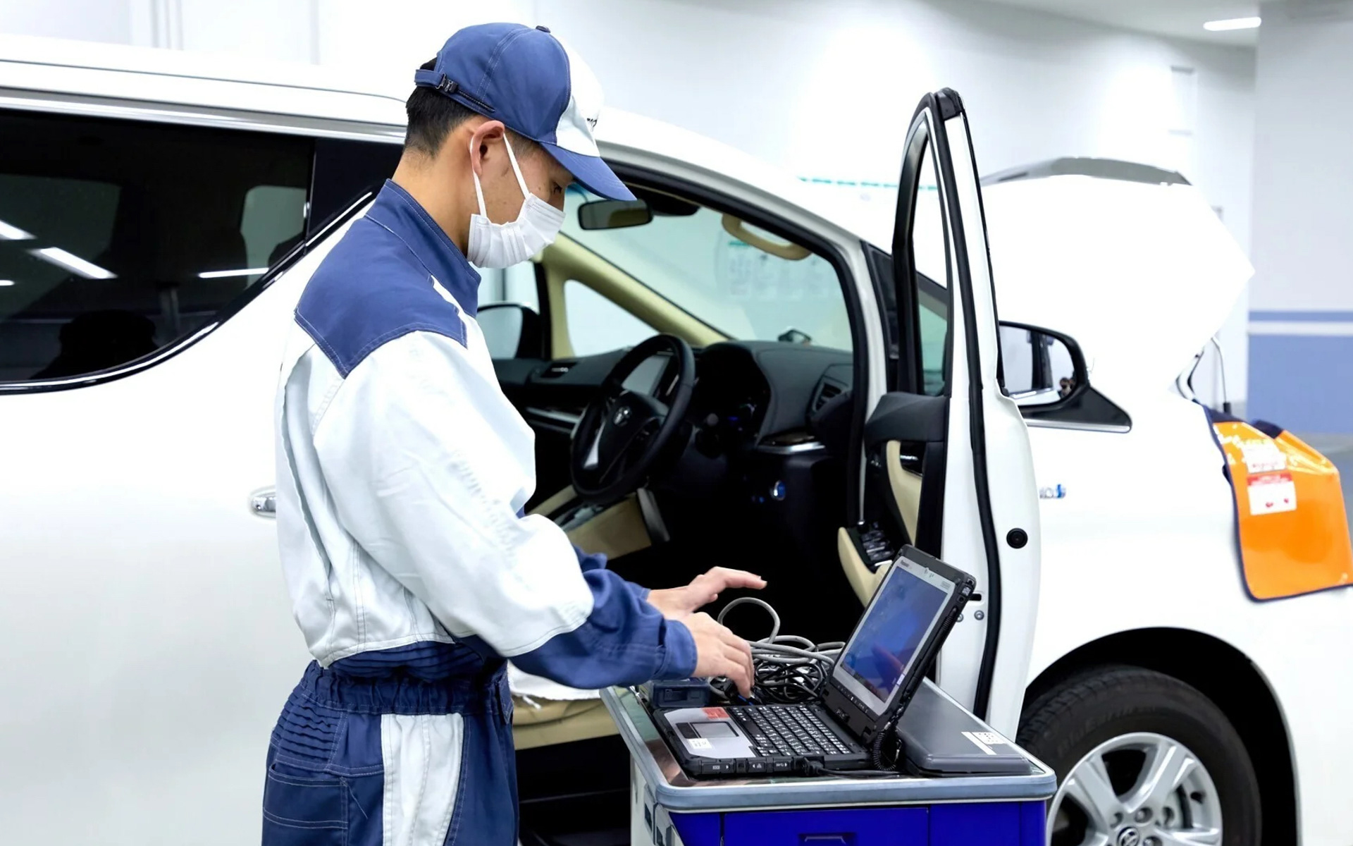 「KINTO FACTORY」の「進化」のメニューを施工する様子