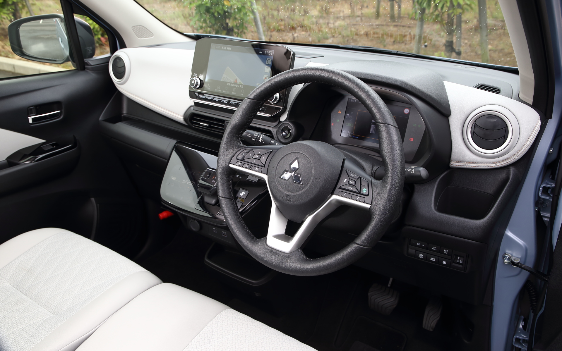 インテリアでは直感的で操作しやすい電子制御セレクターレバーや7インチカラー液晶メーターを採用するとともに、インストルメントパネルはUSBポートや随所に設けた収納スペースなど、機能性にもこだわった仕様とした。7インチカラー液晶メーターについてはバッテリステータスや電費情報、ナビゲーション情報といったBEVとして必要な各種情報を分かりやすく表示してくれる。走行モードは「NORMAL(ノーマル)」に加えモーター出力を抑えて電費を向上させる「ECO(エコ)」、アクセルレスポンスがよくキビキビ走れる「SPORT(スポーツ)」の3モードを設定