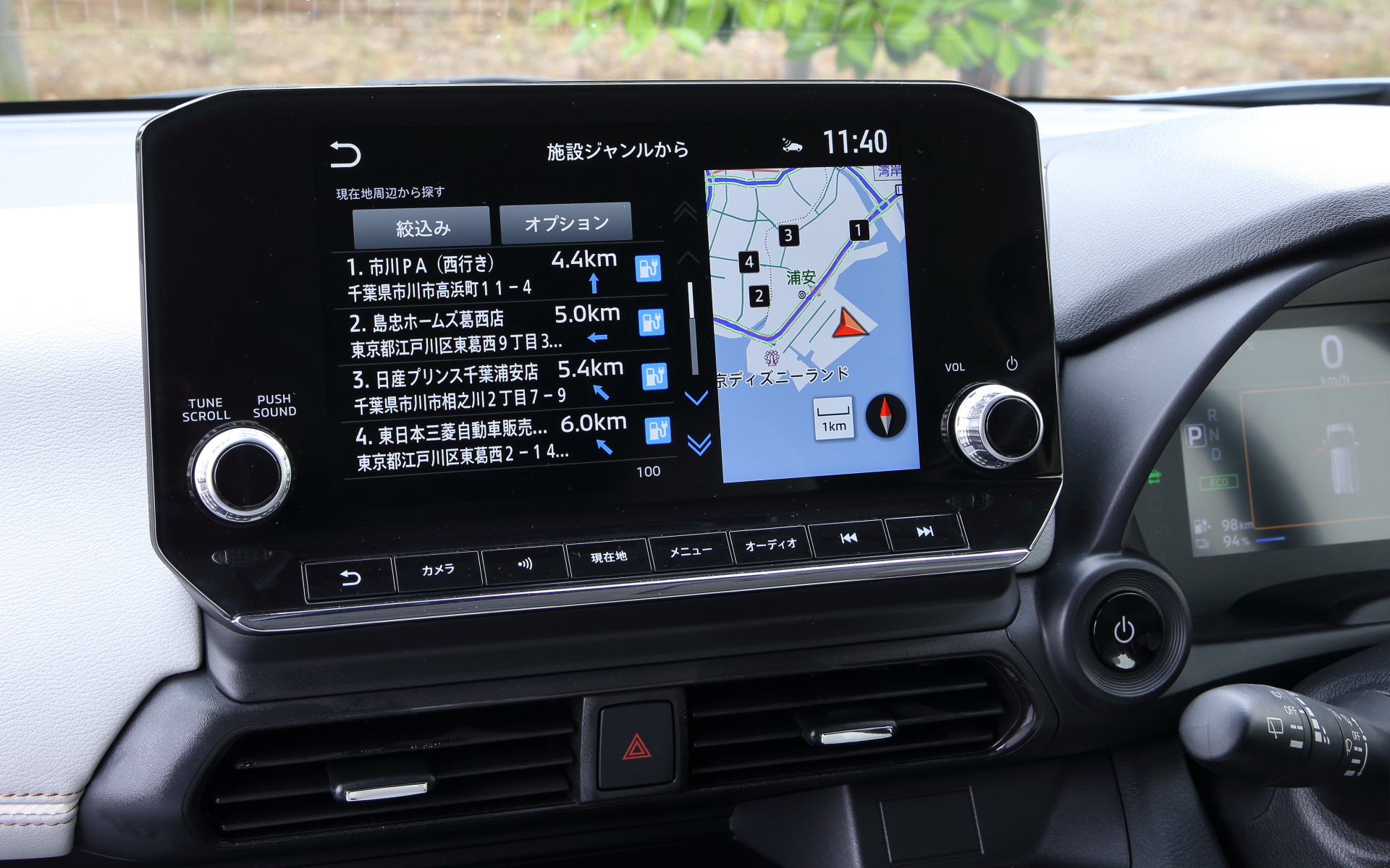 インテリアでは直感的で操作しやすい電子制御セレクターレバーや7インチカラー液晶メーターを採用するとともに、インストルメントパネルはUSBポートや随所に設けた収納スペースなど、機能性にもこだわった仕様とした。7インチカラー液晶メーターについてはバッテリステータスや電費情報、ナビゲーション情報といったBEVとして必要な各種情報を分かりやすく表示してくれる。走行モードは「NORMAL(ノーマル)」に加えモーター出力を抑えて電費を向上させる「ECO(エコ)」、アクセルレスポンスがよくキビキビ走れる「SPORT(スポーツ)」の3モードを設定