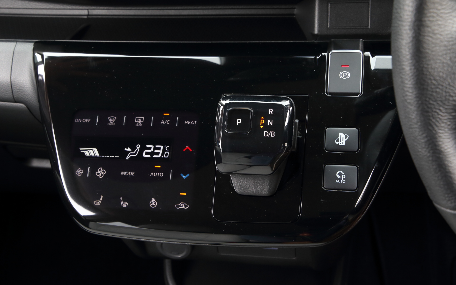 インテリアでは直感的で操作しやすい電子制御セレクターレバーや7インチカラー液晶メーターを採用するとともに、インストルメントパネルはUSBポートや随所に設けた収納スペースなど、機能性にもこだわった仕様とした。7インチカラー液晶メーターについてはバッテリステータスや電費情報、ナビゲーション情報といったBEVとして必要な各種情報を分かりやすく表示してくれる。走行モードは「NORMAL(ノーマル)」に加えモーター出力を抑えて電費を向上させる「ECO(エコ)」、アクセルレスポンスがよくキビキビ走れる「SPORT(スポーツ)」の3モードを設定