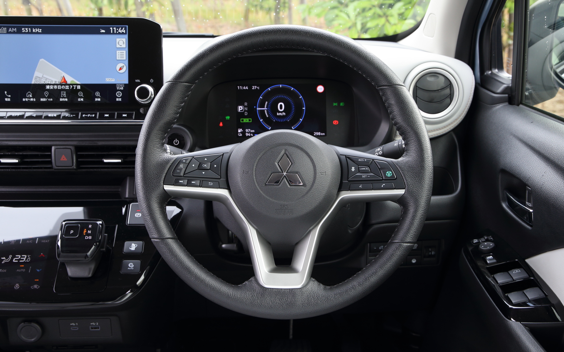 インテリアでは直感的で操作しやすい電子制御セレクターレバーや7インチカラー液晶メーターを採用するとともに、インストルメントパネルはUSBポートや随所に設けた収納スペースなど、機能性にもこだわった仕様とした。7インチカラー液晶メーターについてはバッテリステータスや電費情報、ナビゲーション情報といったBEVとして必要な各種情報を分かりやすく表示してくれる。走行モードは「NORMAL(ノーマル)」に加えモーター出力を抑えて電費を向上させる「ECO(エコ)」、アクセルレスポンスがよくキビキビ走れる「SPORT(スポーツ)」の3モードを設定