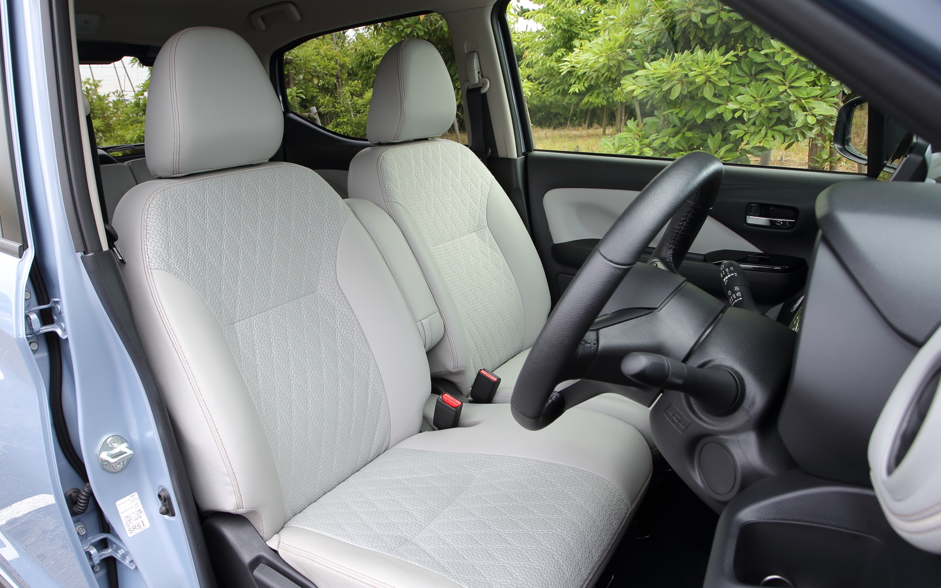 オプション設定の「プレミアムインテリアパッケージ」では、ライトグレーを基調に合成皮革と立体感のあるダイヤ柄エンボス加工を施したファブリックのコンビネーションを採用