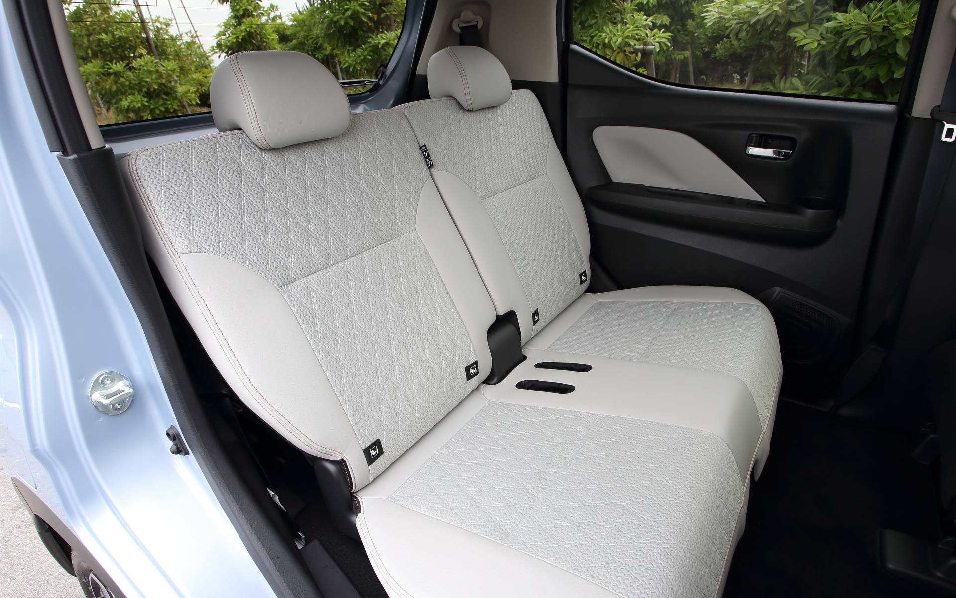 オプション設定の「プレミアムインテリアパッケージ」では、ライトグレーを基調に合成皮革と立体感のあるダイヤ柄エンボス加工を施したファブリックのコンビネーションを採用