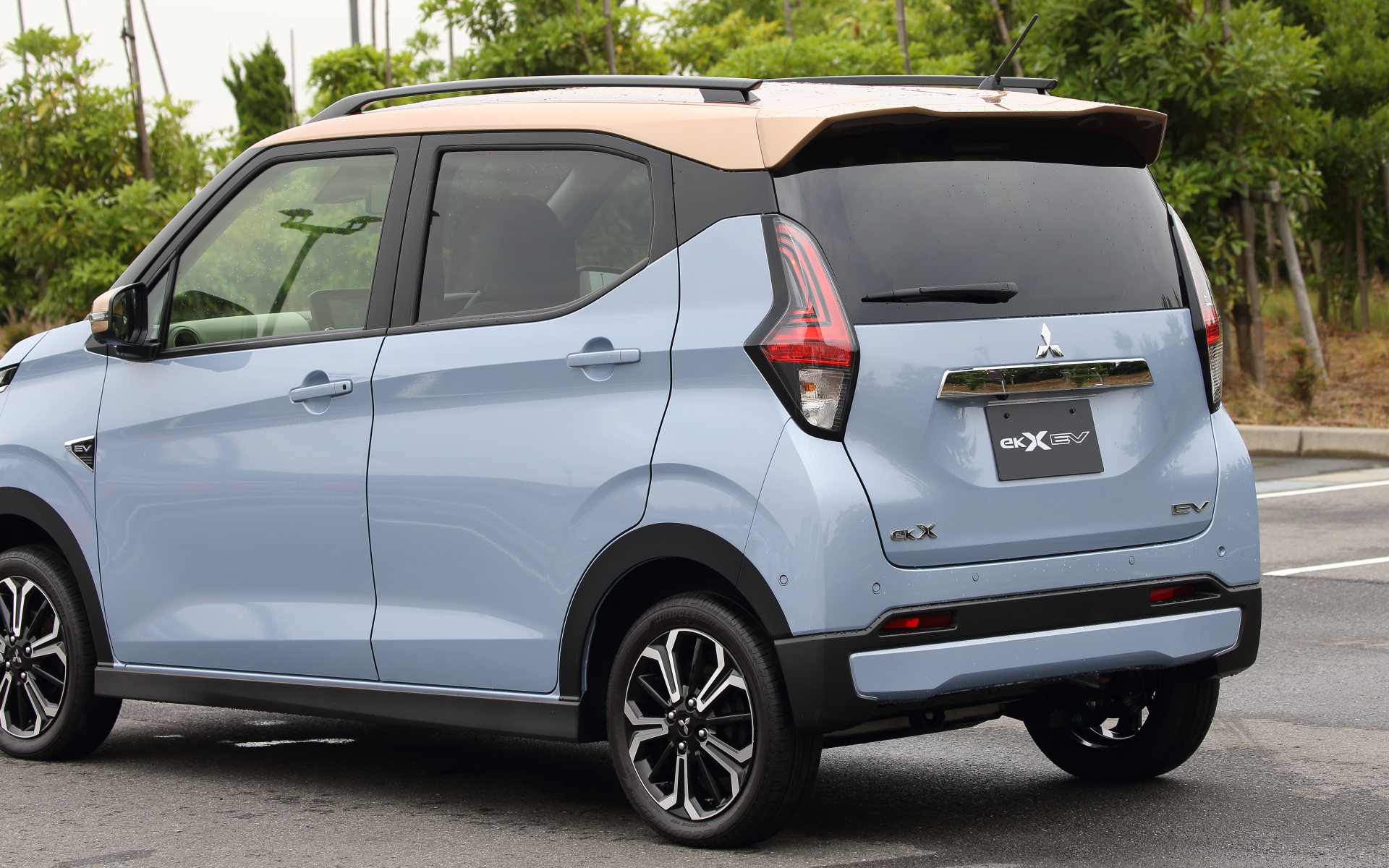 エクステリアでは新世代のダイナミックシールドフロントフェイスといった三菱自動車ならではのSUVテイストのデザインに、ダーククロムメッキのフロントグリルやLEDのフロントフォグランプを採用するなどBEVらしいアレンジを加え、クリーンで洗練された印象に仕上げた。Pグレードの足下は15インチアルミホイールにブリヂストン「エコピア EP150」（165/55R15）の組み合わせ