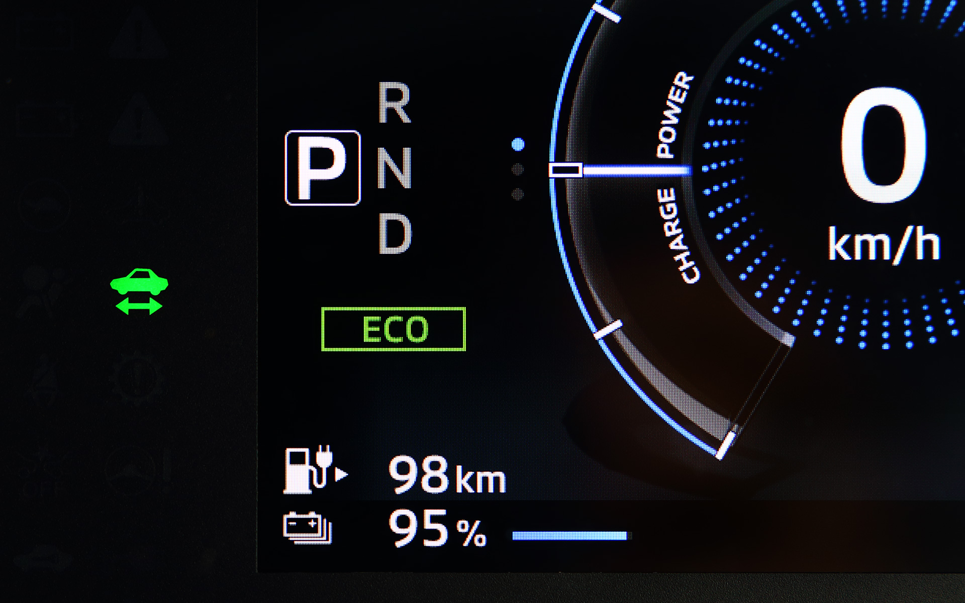 インテリアでは直感的で操作しやすい電子制御セレクターレバーや7インチカラー液晶メーターを採用するとともに、インストルメントパネルはUSBポートや随所に設けた収納スペースなど、機能性にもこだわった仕様とした。7インチカラー液晶メーターについてはバッテリステータスや電費情報、ナビゲーション情報といったBEVとして必要な各種情報を分かりやすく表示してくれる。走行モードは「NORMAL（ノーマル）」に加えモーター出力を抑えて電費を向上させる「ECO（エコ）」、アクセルレスポンスがよくキビキビ走れる「SPORT（スポーツ）」の3モードを設定
