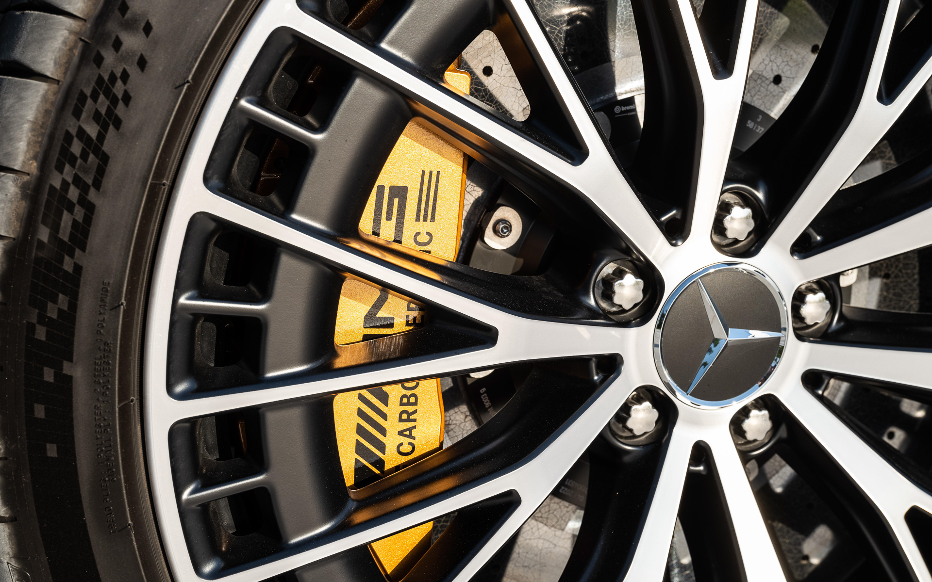 専用フロントバンパーや縦スリットのグリル、大型リアスポイラーなどが与えらえるメルセデスAMG EQE 53 4MATIC＋のエクステリア