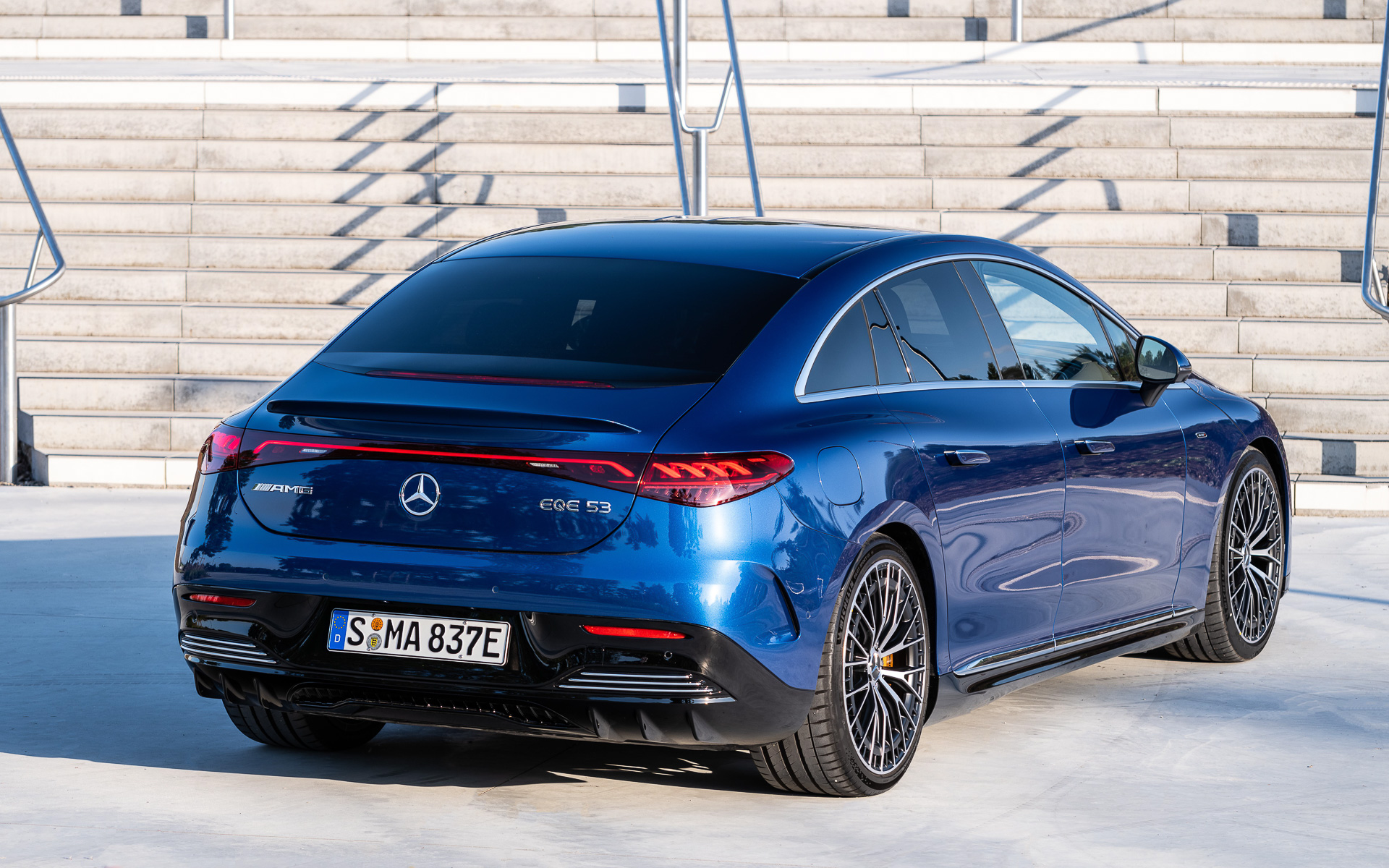 今回試乗したのはBEV専用「EVA2」プラットフォームを採用した「メルセデスAMG EQE 53 4MATIC＋」。ボディサイズは4964×1906×1492mm（全長×全幅×全高）、ホイールベースは3120mm