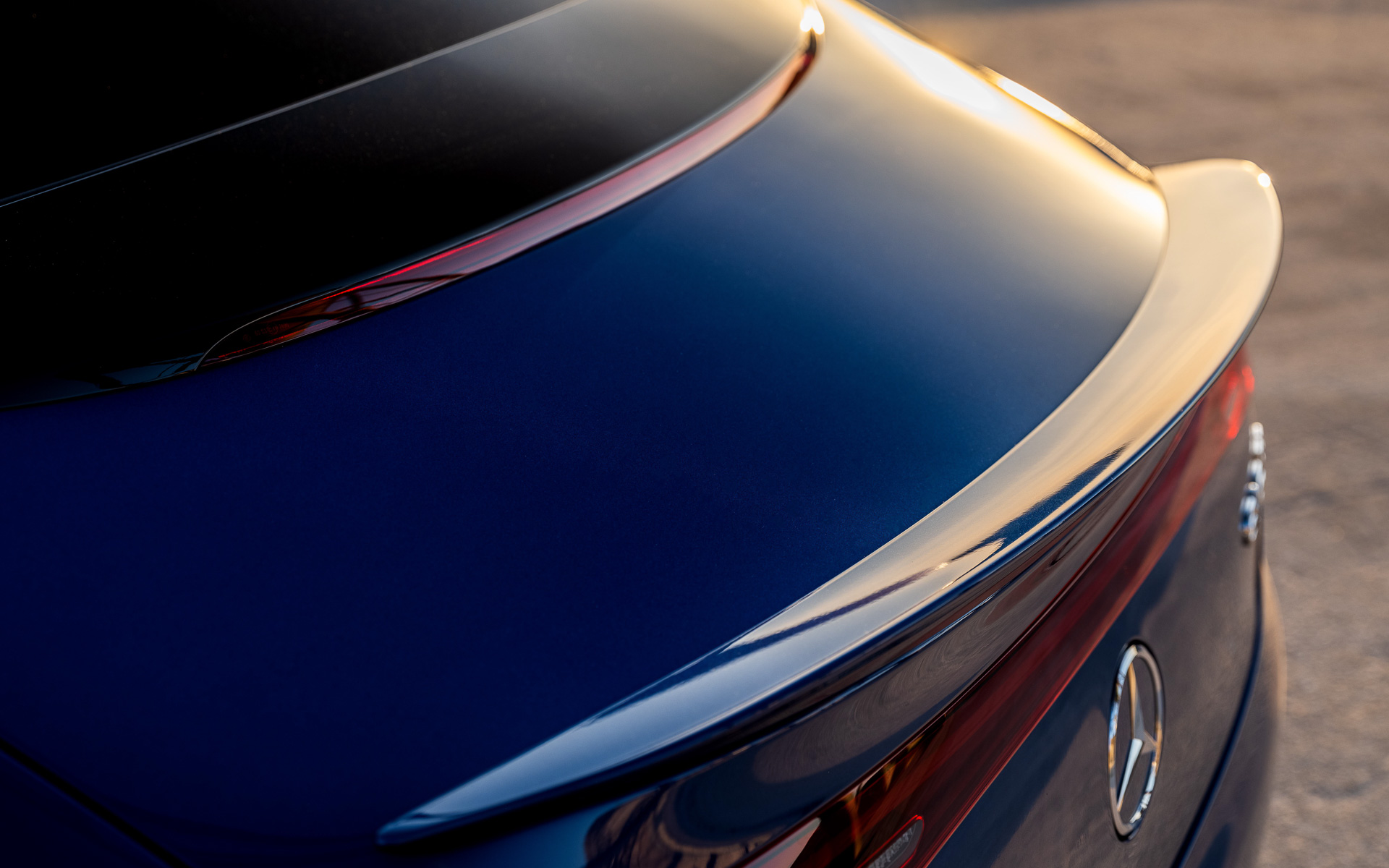 専用フロントバンパーや縦スリットのグリル、大型リアスポイラーなどが与えらえるメルセデスAMG EQE 53 4MATIC＋のエクステリア