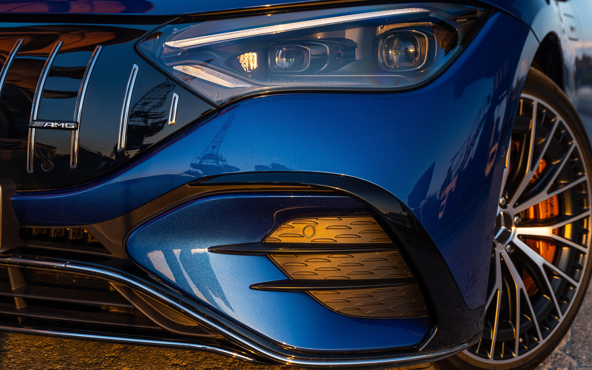 専用フロントバンパーや縦スリットのグリル、大型リアスポイラーなどが与えらえるメルセデスAMG EQE 53 4MATIC＋のエクステリア