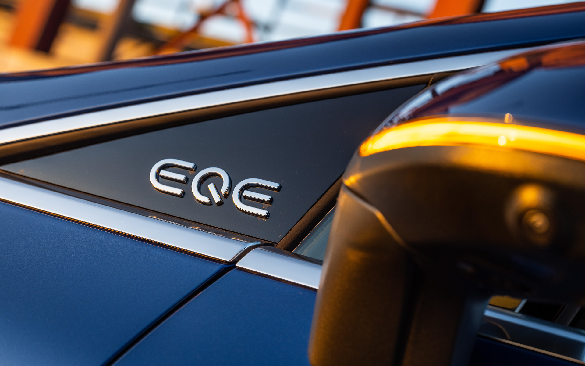 専用フロントバンパーや縦スリットのグリル、大型リアスポイラーなどが与えらえるメルセデスAMG EQE 53 4MATIC＋のエクステリア