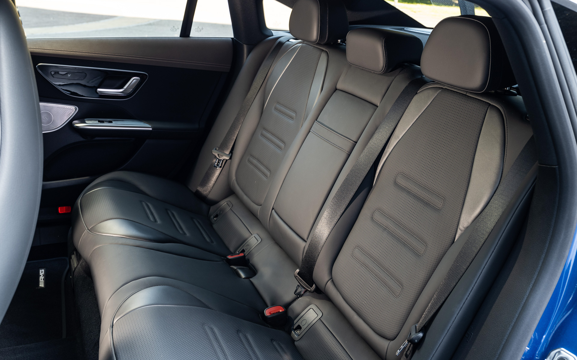 ホールド性に優れる専用シートや、大型の液晶モニターが目を引くメルセデスAMG EQE 53 4MATIC＋のインテリア