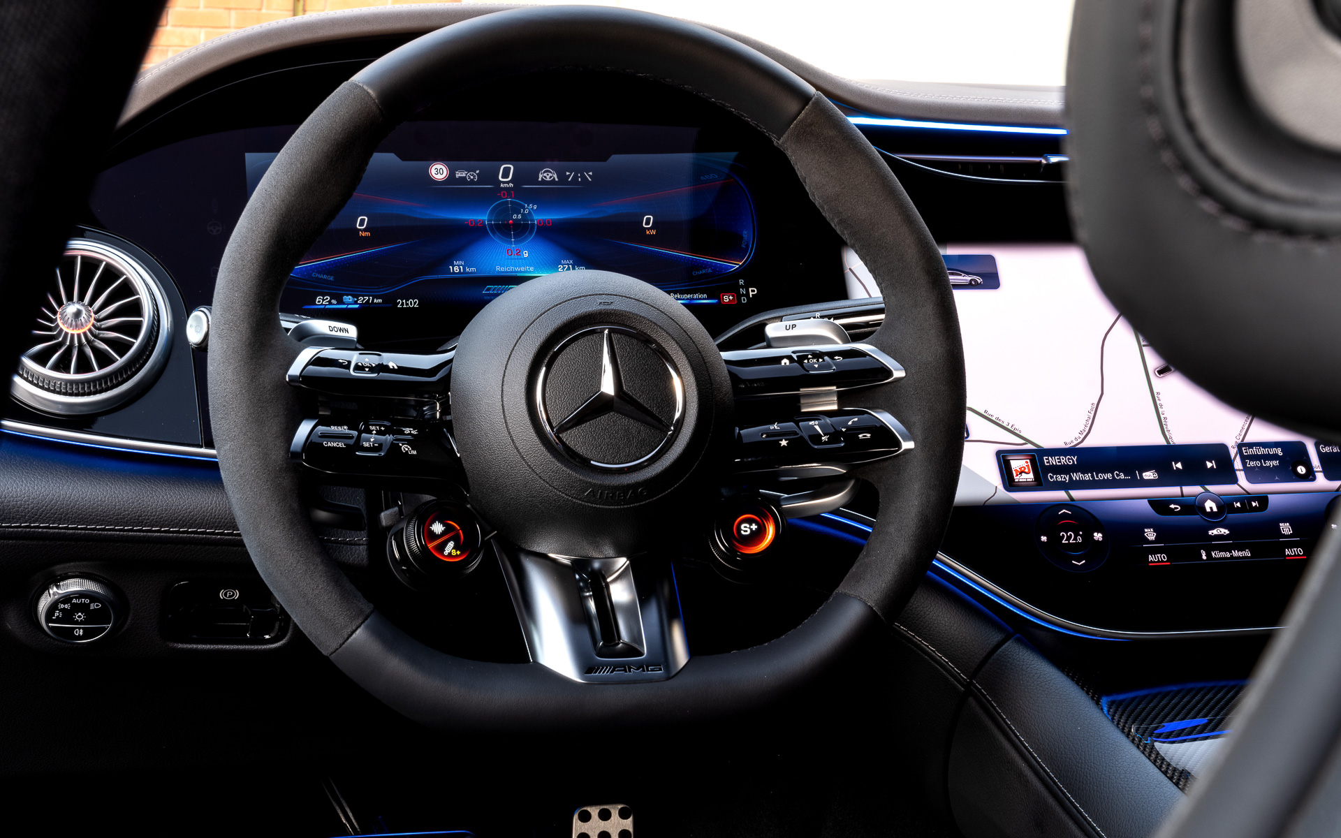 ホールド性に優れる専用シートや、大型の液晶モニターが目を引くメルセデスAMG EQE 53 4MATIC＋のインテリア