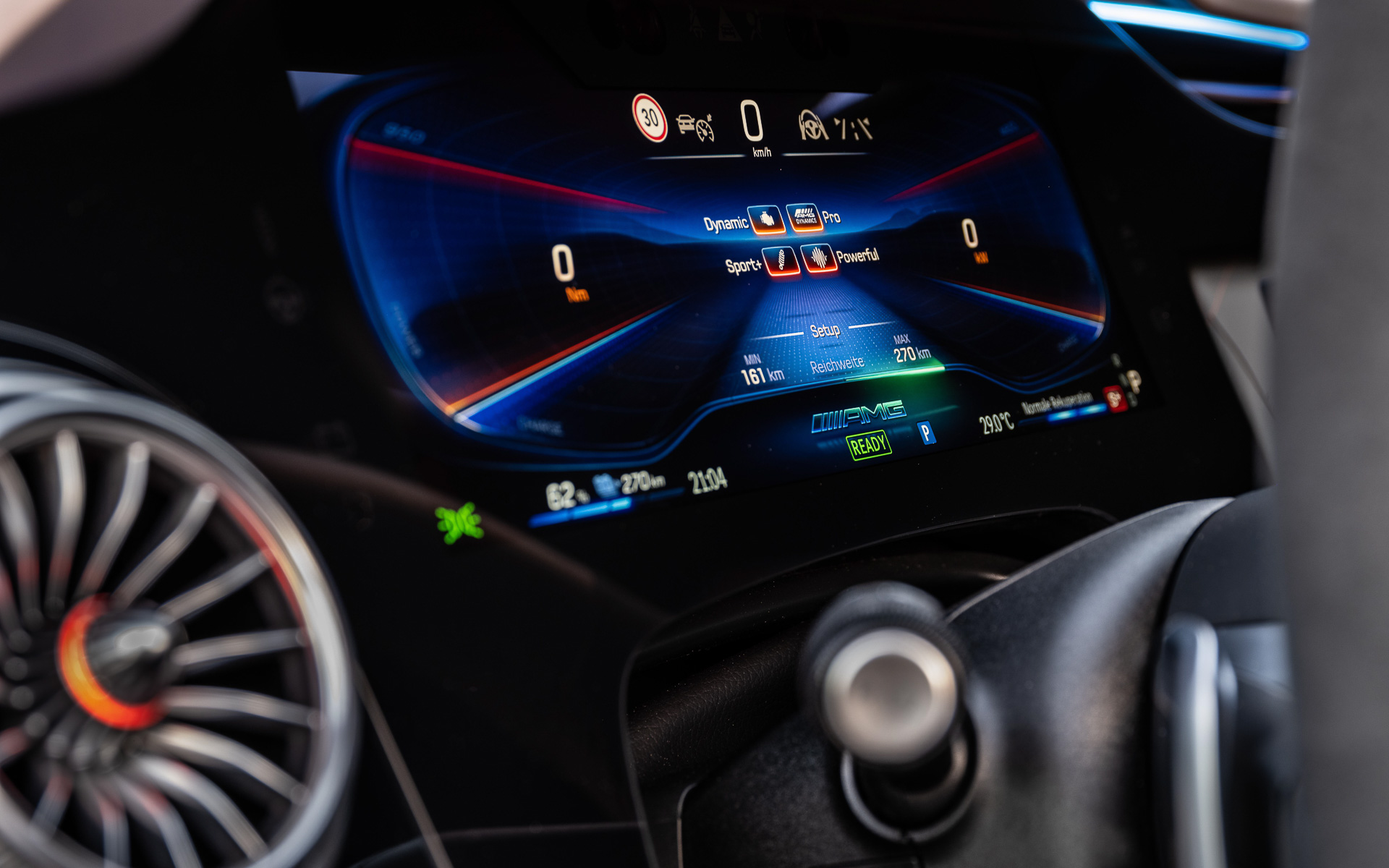 ホールド性に優れる専用シートや、大型の液晶モニターが目を引くメルセデスAMG EQE 53 4MATIC＋のインテリア