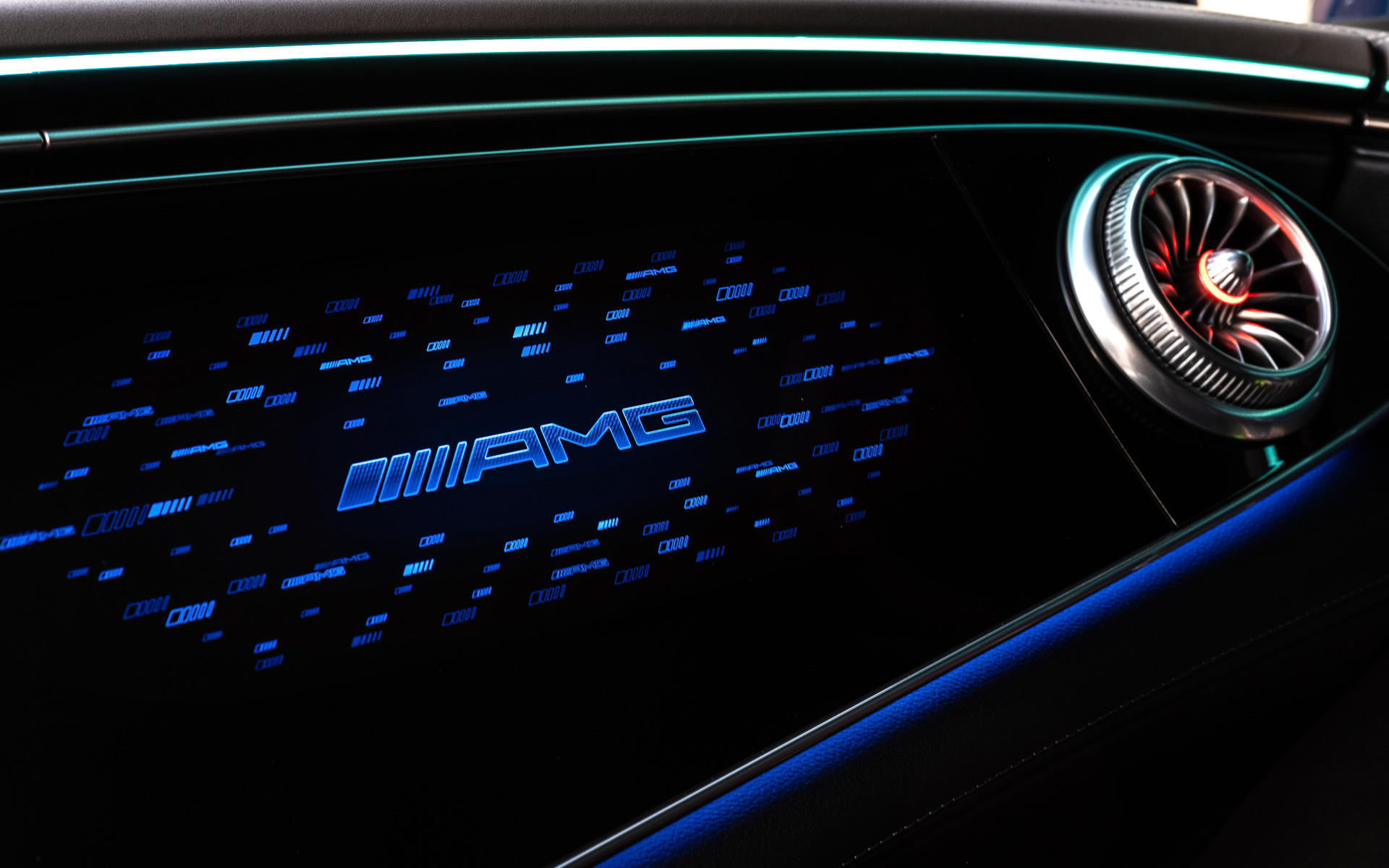 ホールド性に優れる専用シートや、大型の液晶モニターが目を引くメルセデスAMG EQE 53 4MATIC＋のインテリア