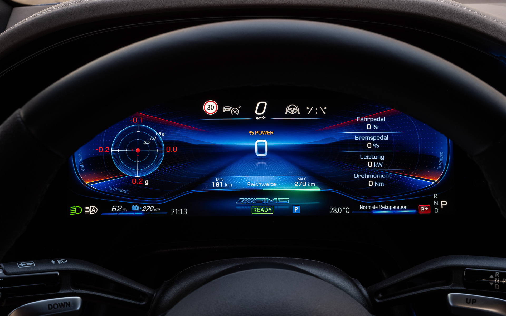 ホールド性に優れる専用シートや、大型の液晶モニターが目を引くメルセデスAMG EQE 53 4MATIC＋のインテリア