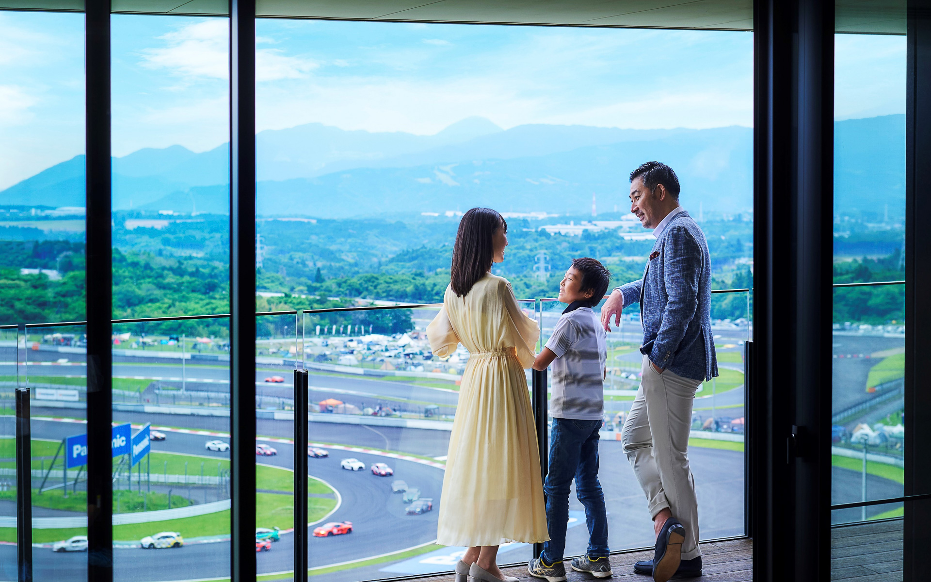 サーキットや富士山を眺められる「富士スピードウェイホテル」が、7月7日より予約受付を開始した。写真はサーキットが見える部屋（サーキットビュー）のイメージ